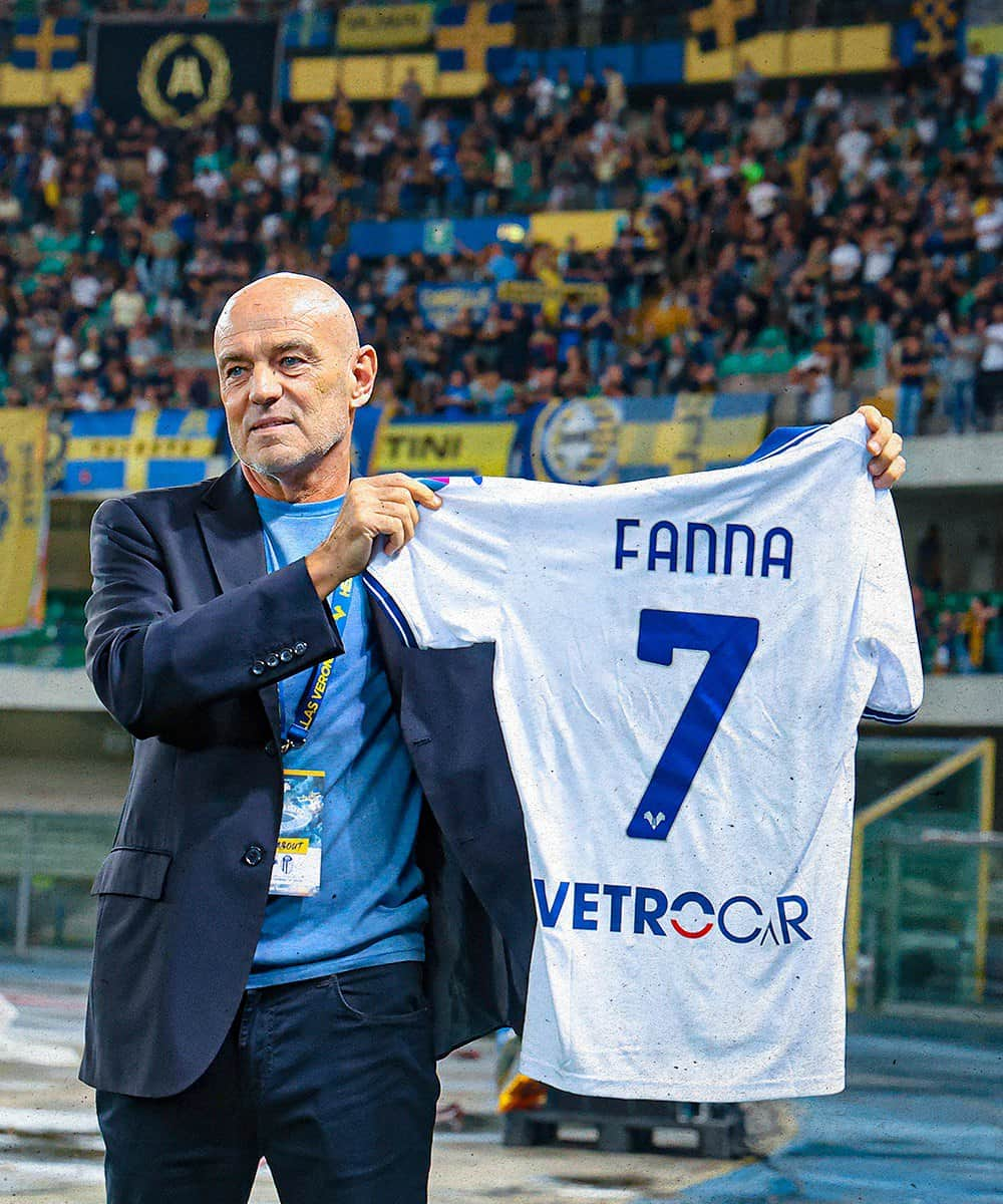 エラス・ヴェローナFCのインスタグラム：「14/09/1983-14/09/2023  Solo chi ha una grande Storia può scegliere di onorarla.  Pierino #Fanna, autore del gol che quarant’anni fa decise #VeronaStellaRossa, nostro debutto in Coppa UEFA, stasera al Bentegodi 🟡🔵」