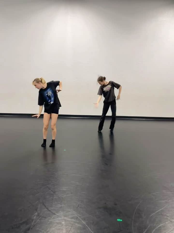 サニー・ペラントのインスタグラム：「Choreo by @courtney_skye and @kylieredding 🩶 dancing with @lyra.bovich12 🩵 #fivedancewear #FIVEFORCE #AMD @artisticmotiondanceofficial」