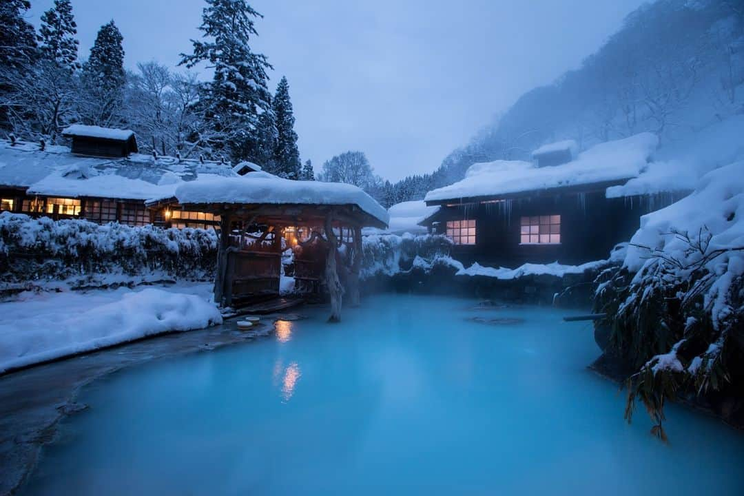 日本の国立公園のインスタグラム：「Embark on a hot spring odyssey across the traditional inns of Nyuto Onsenkyo ♨️🧼  Nyuto Onsenkyo, a collection of hot springs scattered throughout the foothills of Mt. Nyuto in Akita’s Towada-Hachimantai National Park, makes winter a win with its rustic Japanese inns (ryokan) set against serene snowfall blanketing the surrounding mountains. 🌨⛄️  Sample the different therapeutic hot springs here, as visitors do not need to be guests of the respective ryokan to enjoy the facilities. Nyuto Onsenkyo has  milky white hot springs among the mixed baths, and many hot springs also have separate baths for men and women or private baths. 🚻🙆🏻‍♀️  Tsurunoyu is Nyuto Onsenkyo's oldest inn with a history of over 300 years, often booking out weeks in advance. Its classic thatched-roof buildings and large, mixed gender outdoor bath evoke a timeless feeling. Enjoy meals here cooked with local mountain ingredients in a hot pot including Japanese mountain yam. Wash it all down with sake, another Akita specialty. 🍲🍶  Bathing in the milky waters of Nyuto Onsenkyo surrounded by the remote mountain scenery as snowflakes land on your skin is a memory to cherish for a lifetime. 😊❄️  📍 Nyuto Onsenkyo, Akita   📸 An outdoor bath covered in snow at Nyuto Onsen (Photo By：©乳頭温泉組合)  #NationalParksJP #TowadaHachimantaiNationalPark #NyutoOnsen #Akita #HotSprings #Tsurunoyu #JapanWinter #WinterVacation #HotSpring #WinterTrip #JapanTravel #Japan #Travel #Tourism #ExploreJapan #DiscoverJapan #VisitJapan #日本 #国立公園」