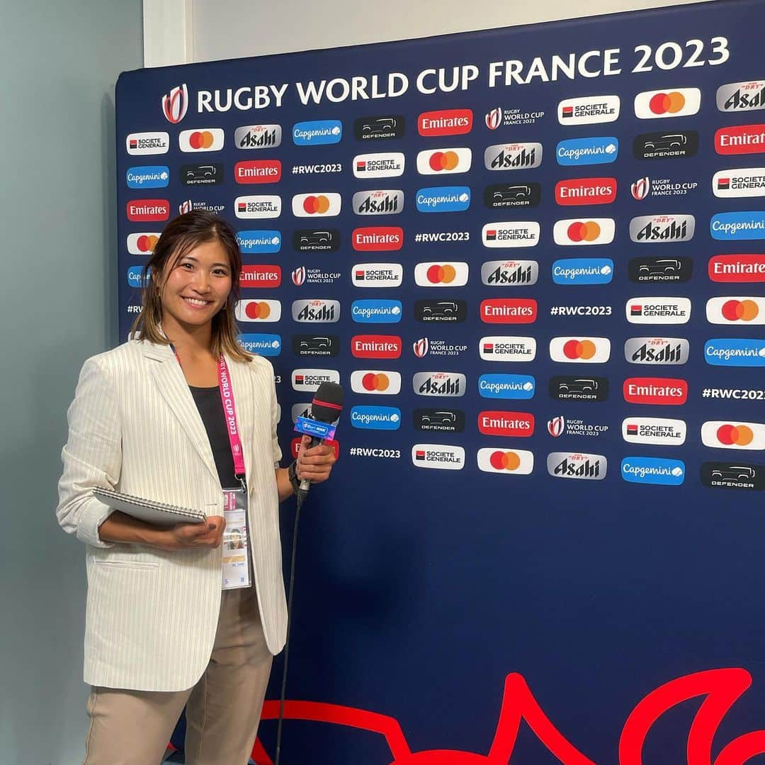 富田真紀子のインスタグラム：「Rugby World Cup ✖️NHK #初めてのサイドライン #同時通訳なくなったミックスゾーン #急遽1人で同時通訳 #初めてのフランス語質問 #カタコト日本語   こんな仕事させていただいていることが信じられないし、失敗ばっかりだけど、こんな機会に心から感謝して、もっと選手の素晴らしさを伝えられるようになりたいです。  #ポー日記」