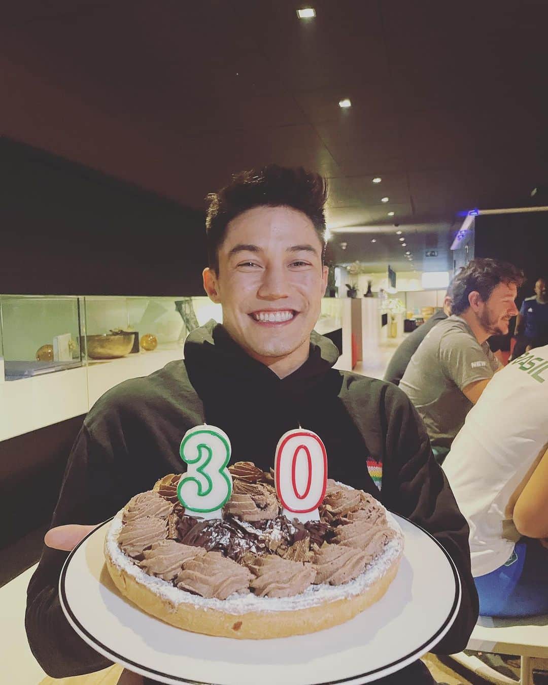 アルトゥール・オヤカワ・マリアノのインスタグラム：「Feliz Aniversário Nory 🥳❤️ Tão feliz em comemorar mais um ano de vida e do melhor jeito possível 💪🏻 mais um ano fora de casa mas por um objetivo bem maior 🙏🏻 Obrigado a todos pelas mensagens e carinho! 🥳🥳🥳 . #birthday」