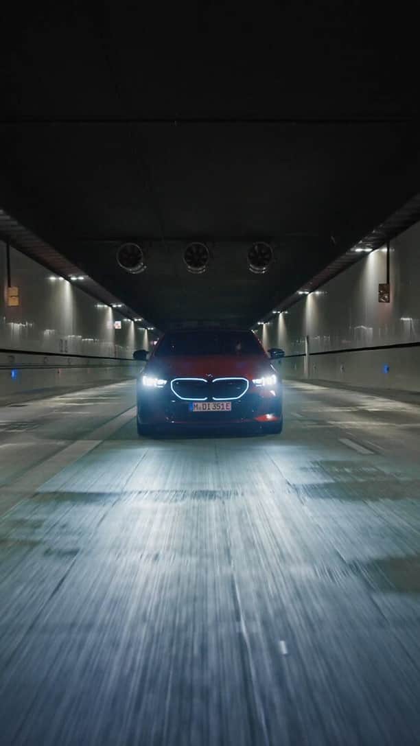 BMWのインスタグラム：「Empowered by inspiration ✨  THE NEW BMW i5 M60. 100% electric. #THENEWi5 #THEi5 #BMW #BMWi #BornElectric #BMWElectric __ BMW i5 M60 xDrive​*: Combined power consumption: 20.6–18.2 kWh/100 km. Combined CO2 emissions: 0 g/km. Electric range: 455–516 kilometers. All data according to WLTP. * Preliminary data; no homologation figures available yet. Further info: www.bmw.com/disclaimer」