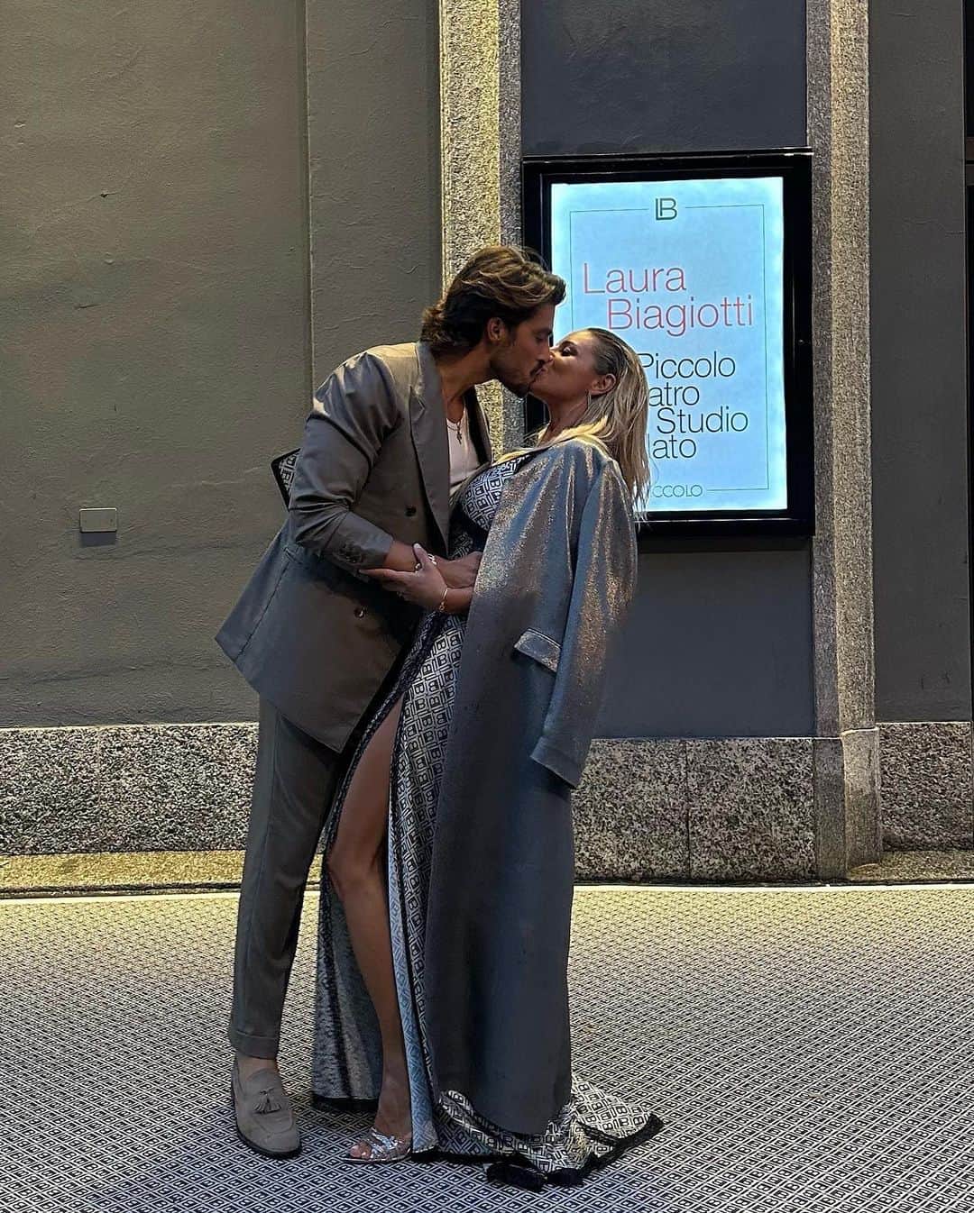 Mariano Di Vaioのインスタグラム：「Il modo migliore per iniziare la fashion week ♥️  @laurabiagiottiofficial fashion show 🤩 #milan #fashionweek    E complimenti a @lavinia_biagiotti  la collezione è stupenda #adv #laurabiagiotti」