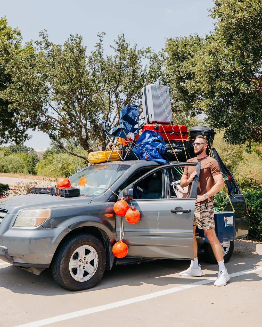 Dude Perfectさんのインスタグラム写真 - (Dude PerfectInstagram)「Road Trip Stereotypes this weekend! Which stereotypes are you hoping to see?? 🚗⚠️」9月19日 4時15分 - dudeperfect