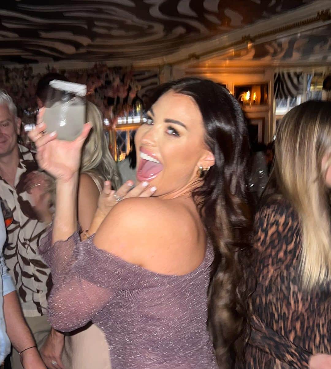 Jessica Wrightさんのインスタグラム写真 - (Jessica WrightInstagram)「Birthday celebrations were pretty special this year 🥳🪩 thanks to everyone who made me feel so special. Just about recovered from Saturday night 🥵🍸 last pic explains why」9月19日 4時16分 - jesswright77