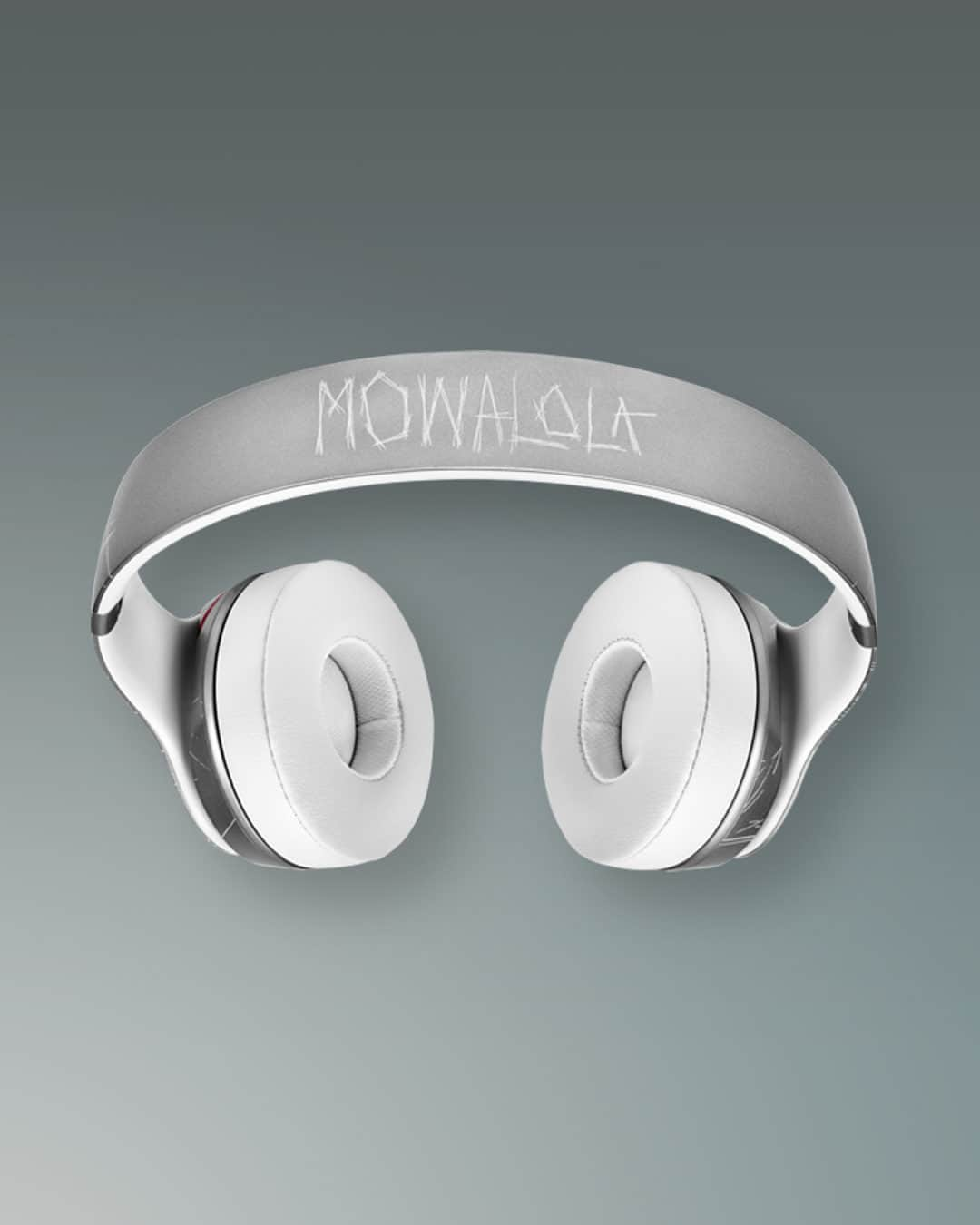 ビーツ・エレクトロニクスさんのインスタグラム写真 - (ビーツ・エレクトロニクスInstagram)「For headphones that turn heads, look no further than the @Mowalola Solo3 Wireless. Arriving 9/21. 🩶🎧❤️‍🔥」9月19日 5時01分 - beatsbydre