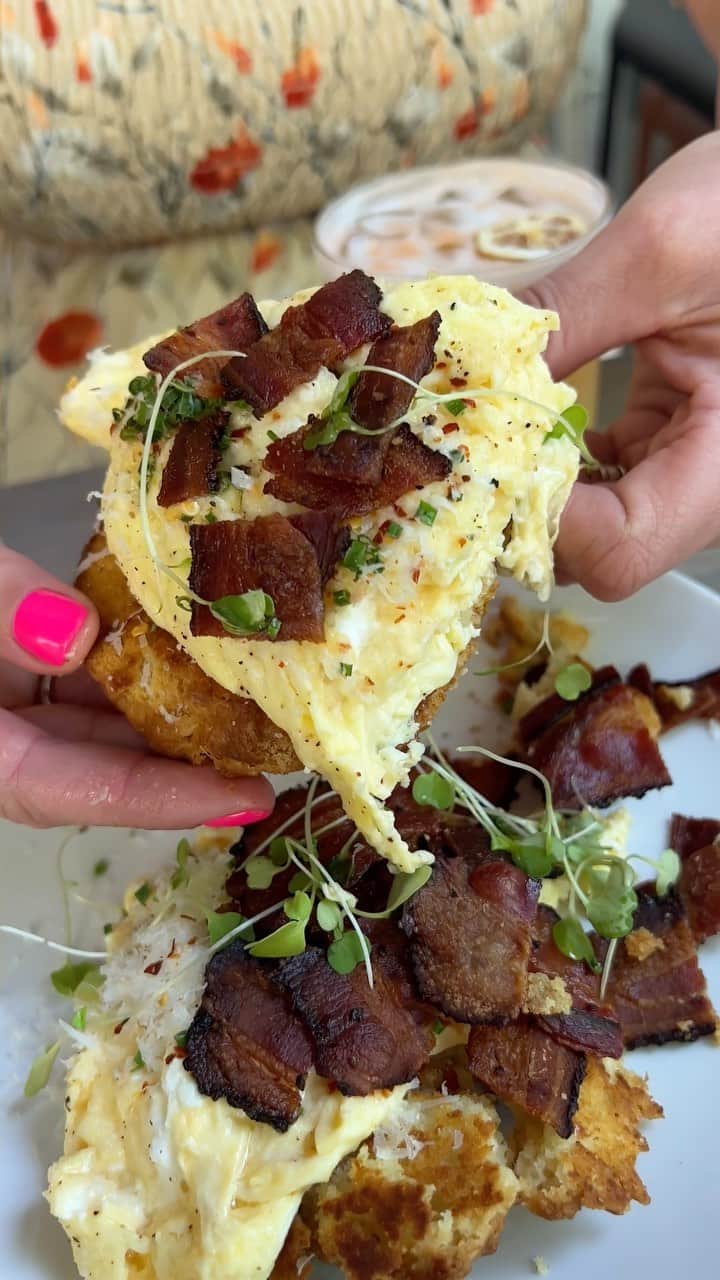 エッグショップのインスタグラム：「Start your day off the right way this week with our tasty SCRAMBLE WITH BACON! 🍳🥓💥 #EGGSHOPNYC  📍151 Elizabeth Street (Nolita) 📍138 N 8th (Williamsburg)」