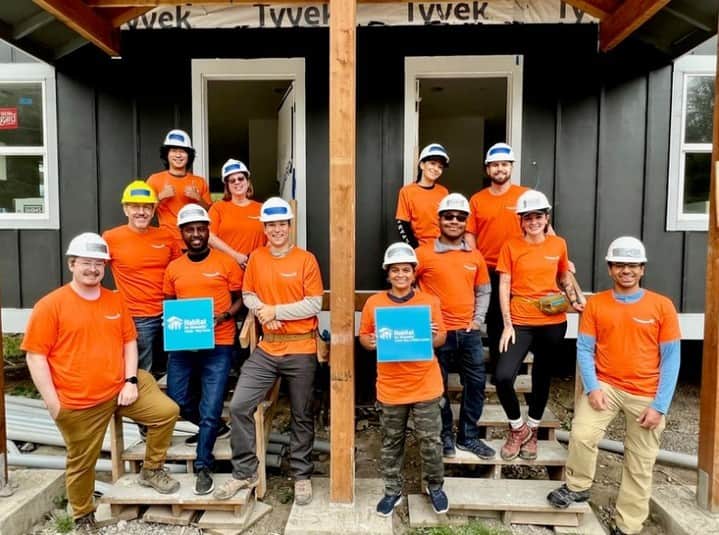 Amazonのインスタグラム：「Global Month of Volunteering is in full swing here at Amazon, where tens of thousands of Amazon employees are volunteering in the communities where they live and work. We’re collaborating with hundreds of community organizations around the world, to help address a range of issues, from climate change, education, and food insecurity, to disaster relief and housing inequity.  We've been having a blast! Here are just a few of the events we've held around the world so far:  Employees in Germany, and the UK packed backpacks with useful school supplies for children from families in need at the start of the school year, with @clean_the_world.  Employees in Austria partnered with local fire departments and the @ICRC to support disaster relief efforts and help locals affected by flooding in Southern Austria and Slovenia, by providing clean drinking water, clearing roads, and coordinating emergency shelters for those affected.  Employees in Canada sorted and packed food for families experiencing food insecurity with @moissonmontreal.  Employees in the U.S. participated in kayak cleanups to clear waterways of harmful plastics, volunteered at food banks, and helped build houses with @habitatforhumanity.  Employees in India participated in a 5K run to raise money and awareness for the environment, through @give_india. Over 3,000 employees and their family members participated, and Amazon is planting 1 tree for each 1 km ran, as well as donating school kits to government schools for every 2.5 km covered.  Where in the world are you from? And what causes are you passionate about? 🧡」
