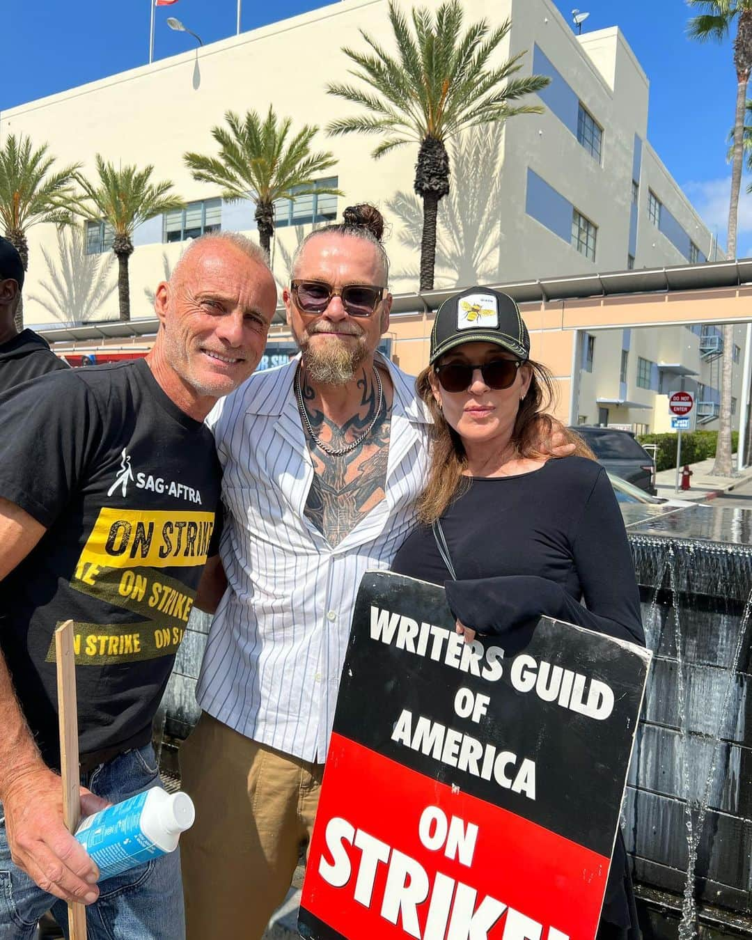 ティモシー・V・マーフィーのインスタグラム：「Great to meet up with some of my old friends from the Sons of Anarchy on the picket line today @sutterink @kateysagal @emiliorivera48 @annabeth_gish #charliehunnam @katelucie @thespian26 @nikonicotera @charlesmurray_filmtv」