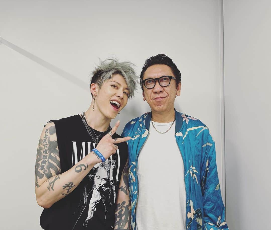 雅-MIYAVI-さんのインスタグラム写真 - (雅-MIYAVI-Instagram)「Samurai G big bro 布袋さんと。いつもデッカい背中をありがとうございます🙏🏻🙏🏻 #Repost @hotei_official ・・・ Happy 20th anniversary!!! Hope you have a great success in your future🔥同じ六弦の侍同士、これからもお互い魂を磨き合おう。 @miyavi_ishihara #miyavi #hotei #渋公でMIYAVIにバッタリ」9月19日 4時47分 - miyavi_ishihara