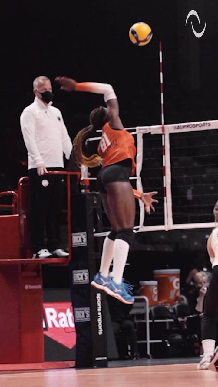 ベタニア・デラクルスのインスタグラム：「Legend of the game 👑  Who else is ready to see @thebigbeth back in action with #AUVB 👀」