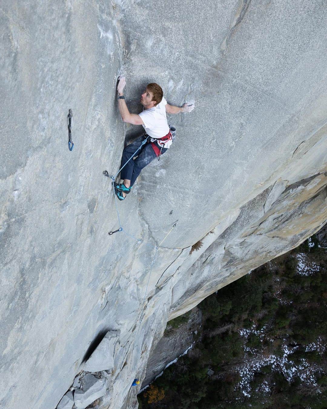 アークテリクスのインスタグラム：「When Jordan Cannon (@cannonjtc) fell near the end of a 5.13 pitch on Wet Lycra Nightmare (5.13d), the steepest big wall in the Yosemite Valley, he didn’t give up - at least not on his climbing partner, Sam Stroh (@stroh.light). Moving slowly upwards the two friends gave it their all, and the sun-baked day ended with Stroh becoming the 5th person to ever climb the elusive wall.   Next, it was Jordan’s turn to do it in his own style, free-climbing the iconic route over two days.  Follow along on the duo's epic journey in, 'Wet Lycra Nightmare' - Now playing through our link in bio.  📸: @samuelcrossley #arcteryx #arcteryxfilms」