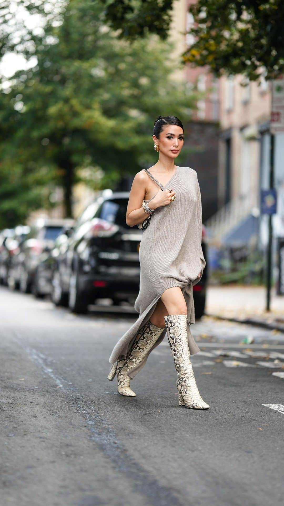 NYFW（ニューヨークファッションウィーク）のインスタグラム：「Wake up, babes! The street style maven herself, #HeartEvangelista, gives us a lowdown on her petite dressing this #NYFW. Plus, other musings about style and self-expression. ✨ #StreetsAtNYC   Video by @alitheacastillo  Photos by @edward.berthelot」