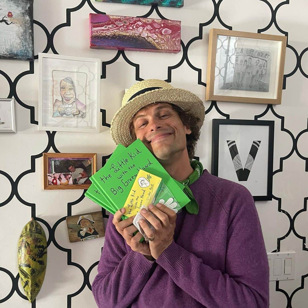 カーステン・ヴァングスネスさんのインスタグラム写真 - (カーステン・ヴァングスネスInstagram)「special delivery Saturday from @gublergram (and Gray and Colin!) & the Amazing Hand Bug Machine (I’m sure that’s not it’s name). To welcome the art birth of “The Little Kid with the Big Green Hand” the 6 foot something kid showed up with a bazillion copies of his book to share and I got to hug him. I’m a lucky kid with normal sized hands hands who is very proud of her friend and the way he shares his genius. 🩷💚🩷💚」9月19日 4時53分 - kirstenvangsness