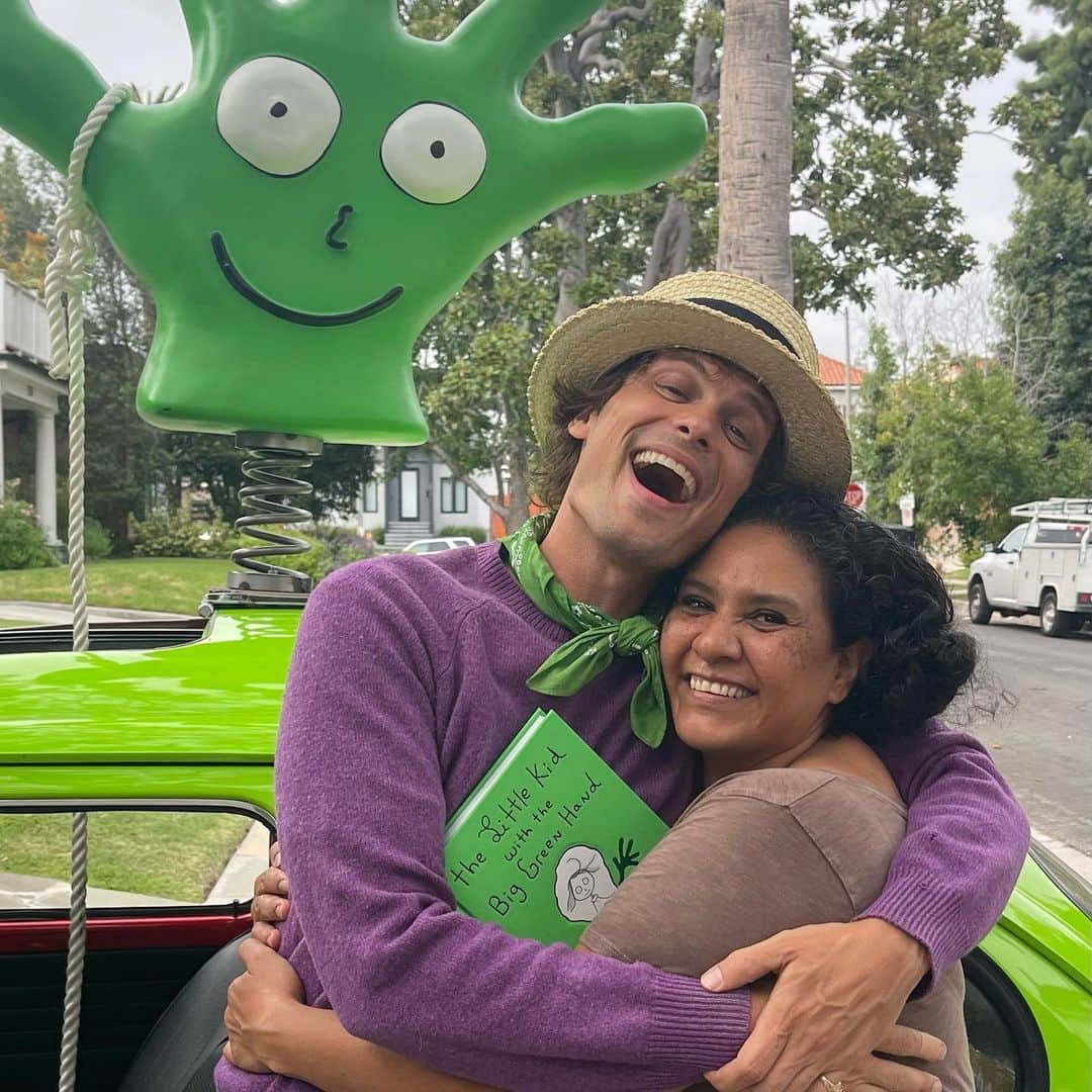 カーステン・ヴァングスネスさんのインスタグラム写真 - (カーステン・ヴァングスネスInstagram)「special delivery Saturday from @gublergram (and Gray and Colin!) & the Amazing Hand Bug Machine (I’m sure that’s not it’s name). To welcome the art birth of “The Little Kid with the Big Green Hand” the 6 foot something kid showed up with a bazillion copies of his book to share and I got to hug him. I’m a lucky kid with normal sized hands hands who is very proud of her friend and the way he shares his genius. 🩷💚🩷💚」9月19日 4時53分 - kirstenvangsness