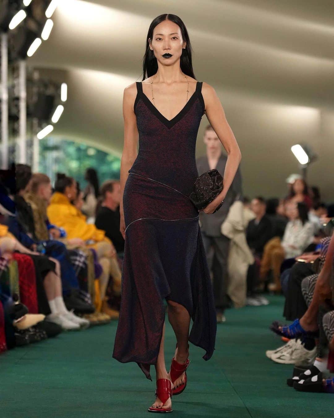 パク ・スジュのインスタグラム：「‘ello Londuhn 🇬🇧 @burberry Summer 2024🌹   #DanielLee @bitton @shioritakahashi @ammydrammeh @fcmacaulay」