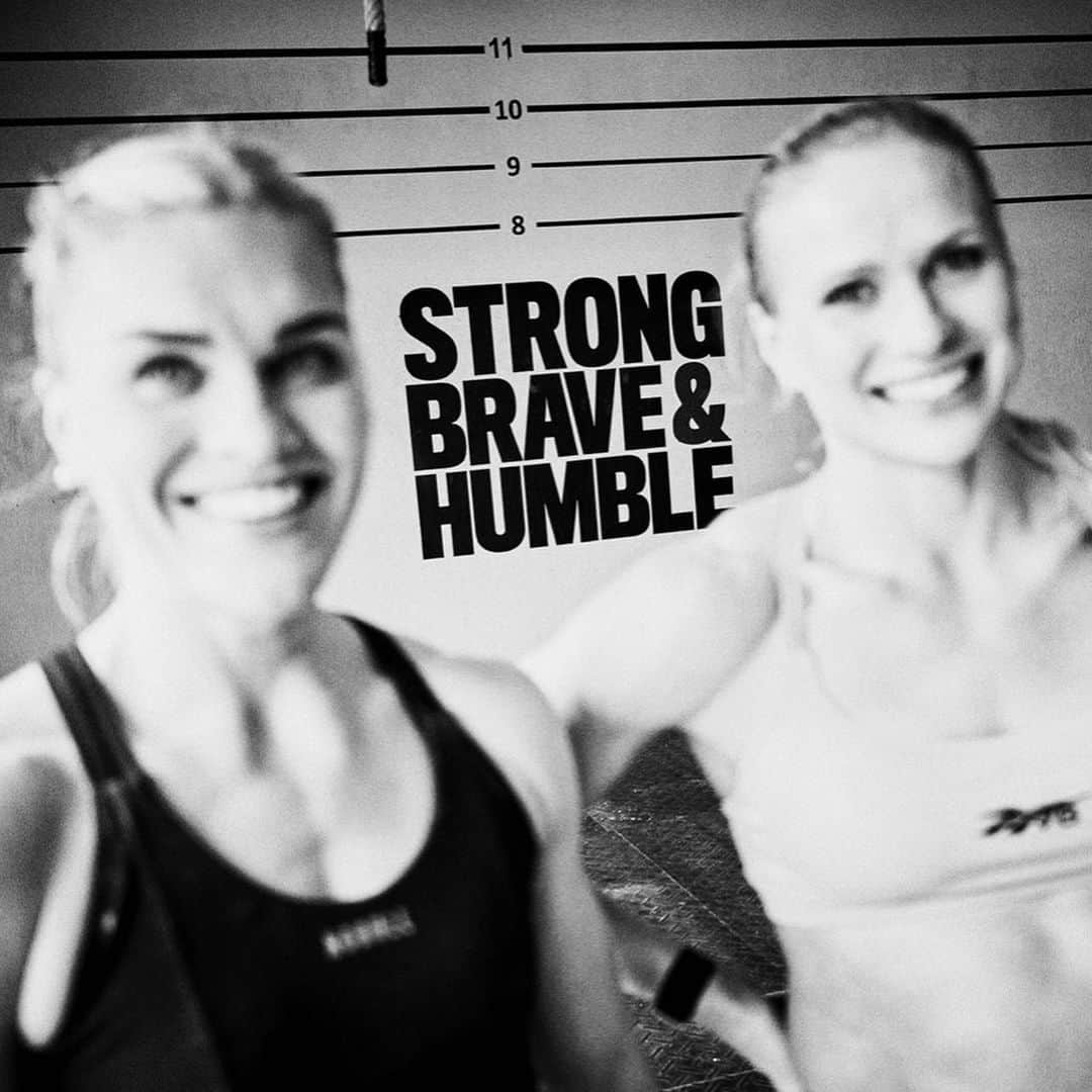 Katrin Tanja Davidsdottirのインスタグラム：「just a normal day but with my bestie & there is nothing that beats it ☺️🤍💫🫶🏼✨ HAPPY BIRTHDAY to my best friend & soulsister @anniethorisdottir   I honestly don’t know how she just turned 34 .. last time I knew we were 24 🤣 but honestly, life just keeps getting better as we get older & thankful as I am for all our time together, I am eeeeeeeven more excited for the years ahead. Love this girl & who she is more than I will ever be able to out into words!! Here is to the best year yet my girl - go wish @anniethorisdottir a happy birthday in the comments!! xxx   Photos by @annapalma」