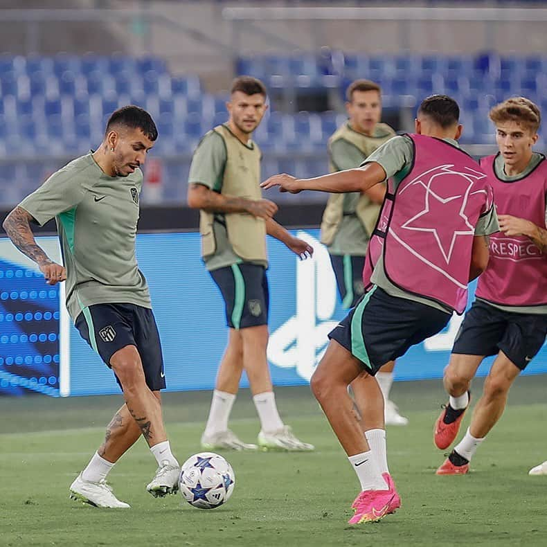 アンヘル・コレアさんのインスタグラム写真 - (アンヘル・コレアInstagram)「Listos para disputar una nueva @championsleague @atleticodemadrid ❤️🤍」9月19日 5時09分 - angelcorrea32