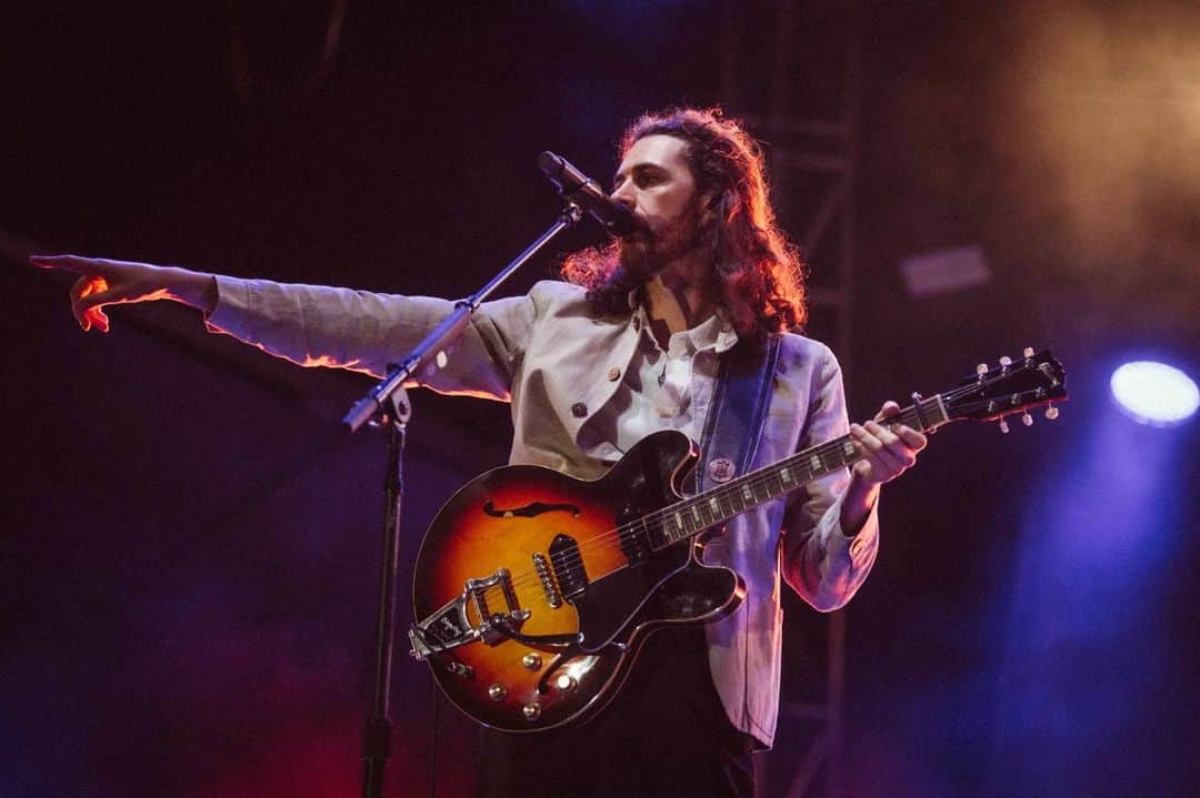 ホージアのインスタグラム：「Ottawa! Thank you for having me last night performing at @cityfolkfest, it was so good to be back. Such a beautiful night for it 🖤  📷 @RuthlessImagery」