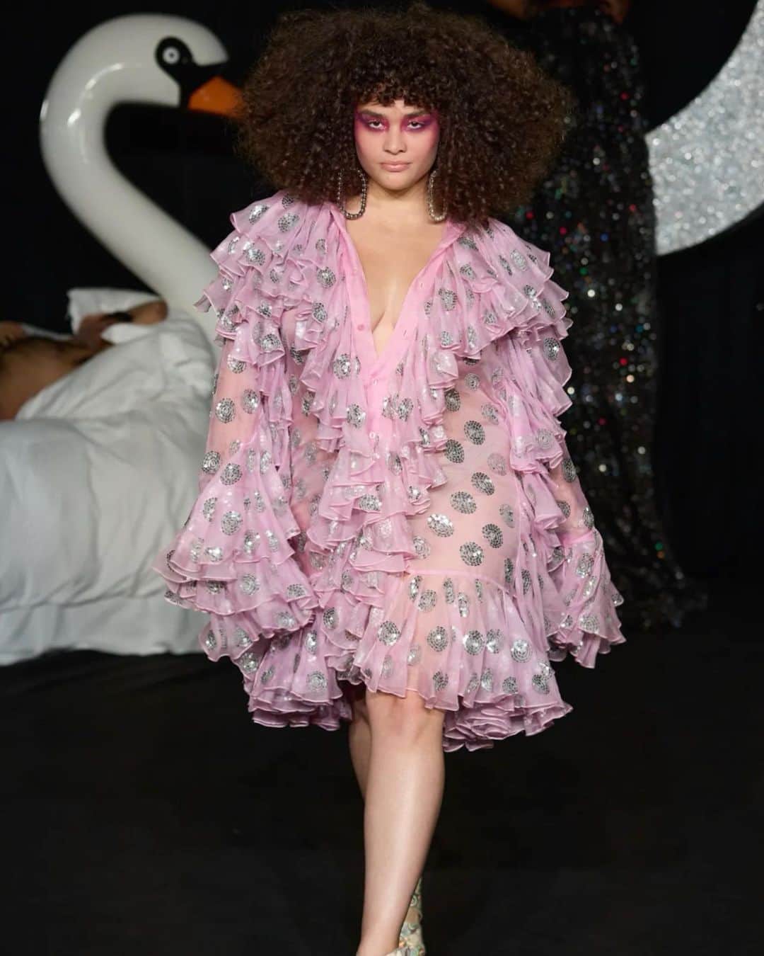 ダイアナ・ヴェラスのインスタグラム：「somewhere between princess diana and diana ross 🪩🪽thank you for having me @ashish <3  makeup @terrybarberonbeauty  hair @hairbysammcknight  stylist @florahuddart casting @_marie_claire」