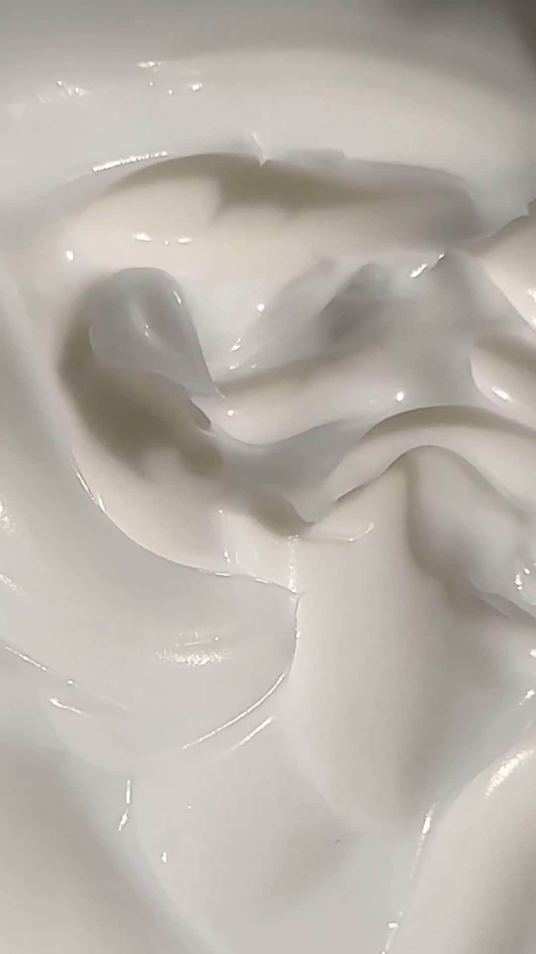 ジョジー・マランのインスタグラム：「The math is mathing. Whipped Body Butter + 100% Pure Argan Oil = hydrated and nourished skin all year round.   📸:@bythreewishes」