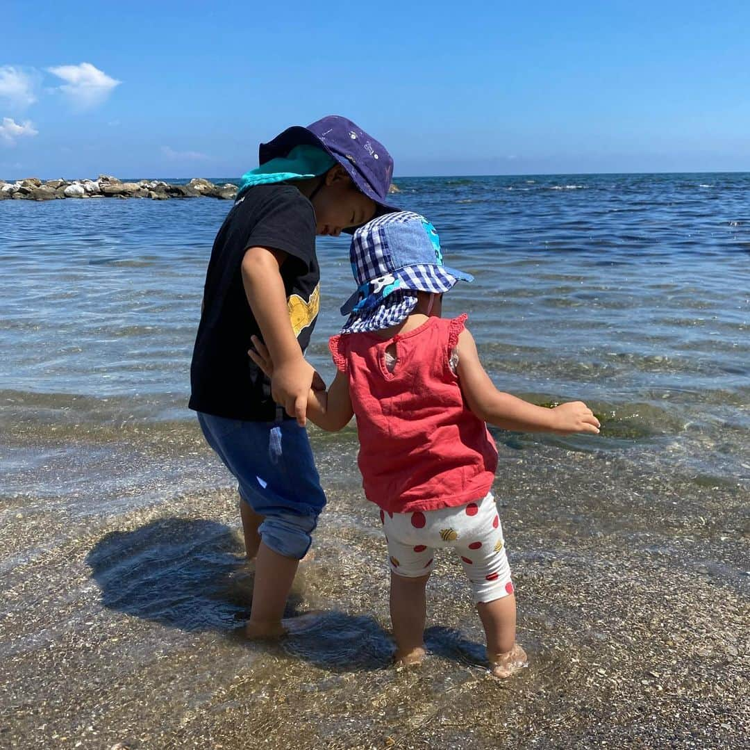 大西蘭さんのインスタグラム写真 - (大西蘭Instagram)「《雨晴海岸》 今年の夏は子供たちとたくさん海に行きたい！と思っていたけれど お盆過ぎても暑過ぎて… なかなか難しかった😅  でも6回は行きました🥳  海に行って裸足で歩くと、アーシングできてスッキリ🙌 スマホ、パソコン、電化製品に囲まれている現代生活は電磁波浴びまくり😅 砂浜を裸足で歩くと、アーシングできるからか、 心身ともに穏やかになる感じがするんですよね😌  海へ行くといっても、砂浜で砂遊びしたり、貝殻を拾ったり、カニを探したり、がメイン。 私1人で幼児2人を連れての海水浴はハードルが高いからね😅  富山県内、色んな海岸に行ったけど、中でも雨晴海岸がダントツで気に入りました❣️  私も息子も気に入って、３日連続行ったくらい😂 （氷見に泊まりました）  ポイントは、日陰があることと、ヤドカリがいること！  場所は、雨晴海岸の道の駅から踏切を渡って海岸に降りたあたり。 観光客の皆さんが、海と女岩と立山連峰をおさめようと写真を撮っているところ📷  その辺りは、義経岩があって、木が生えていて、日陰があるんです🌳 普通海岸は全く日陰がないので、これはかなりありがたかった😌  あと、水が透き通って綺麗で、岩場にヤドカリがいるので、息子と娘と観察して楽しみました🥺 他にもエビやカニ、魚もいました🦀  海水浴場ではないので、泳ぐのには向きませんが、ヤドカリを捕まえたりして遊んでいる子たちは結構いましたよ👦🏻👧🏻  あ、もう１つ嬉しいポイントが、道の駅に足を洗う場所があること！これはかなり便利でした🙏  まだまだ暑い日も多いので、海で遊びたいっていうお子さんにオススメですー🙆🏻‍♀️  #雨晴海岸 #富山観光 #富山海岸 #富山観光 #富山観光スポット #富山湾 #富山旅行 #雨晴海岸道の駅 #義経岩 #富山子連れ #磯遊び #ヤドカリ #道の駅雨晴海岸 #高岡観光」9月19日 5時24分 - onishiran