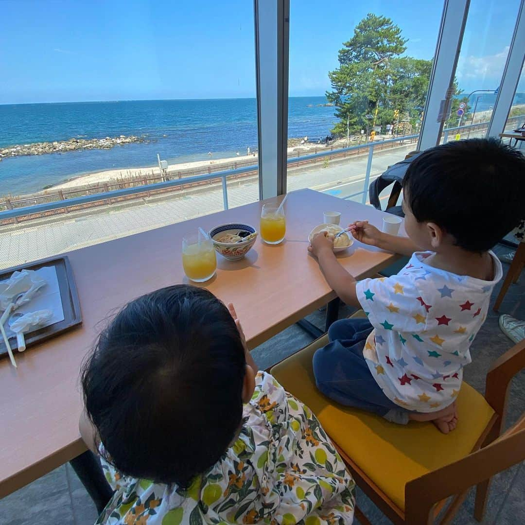 大西蘭さんのインスタグラム写真 - (大西蘭Instagram)「《雨晴海岸》 今年の夏は子供たちとたくさん海に行きたい！と思っていたけれど お盆過ぎても暑過ぎて… なかなか難しかった😅  でも6回は行きました🥳  海に行って裸足で歩くと、アーシングできてスッキリ🙌 スマホ、パソコン、電化製品に囲まれている現代生活は電磁波浴びまくり😅 砂浜を裸足で歩くと、アーシングできるからか、 心身ともに穏やかになる感じがするんですよね😌  海へ行くといっても、砂浜で砂遊びしたり、貝殻を拾ったり、カニを探したり、がメイン。 私1人で幼児2人を連れての海水浴はハードルが高いからね😅  富山県内、色んな海岸に行ったけど、中でも雨晴海岸がダントツで気に入りました❣️  私も息子も気に入って、３日連続行ったくらい😂 （氷見に泊まりました）  ポイントは、日陰があることと、ヤドカリがいること！  場所は、雨晴海岸の道の駅から踏切を渡って海岸に降りたあたり。 観光客の皆さんが、海と女岩と立山連峰をおさめようと写真を撮っているところ📷  その辺りは、義経岩があって、木が生えていて、日陰があるんです🌳 普通海岸は全く日陰がないので、これはかなりありがたかった😌  あと、水が透き通って綺麗で、岩場にヤドカリがいるので、息子と娘と観察して楽しみました🥺 他にもエビやカニ、魚もいました🦀  海水浴場ではないので、泳ぐのには向きませんが、ヤドカリを捕まえたりして遊んでいる子たちは結構いましたよ👦🏻👧🏻  あ、もう１つ嬉しいポイントが、道の駅に足を洗う場所があること！これはかなり便利でした🙏  まだまだ暑い日も多いので、海で遊びたいっていうお子さんにオススメですー🙆🏻‍♀️  #雨晴海岸 #富山観光 #富山海岸 #富山観光 #富山観光スポット #富山湾 #富山旅行 #雨晴海岸道の駅 #義経岩 #富山子連れ #磯遊び #ヤドカリ #道の駅雨晴海岸 #高岡観光」9月19日 5時24分 - onishiran