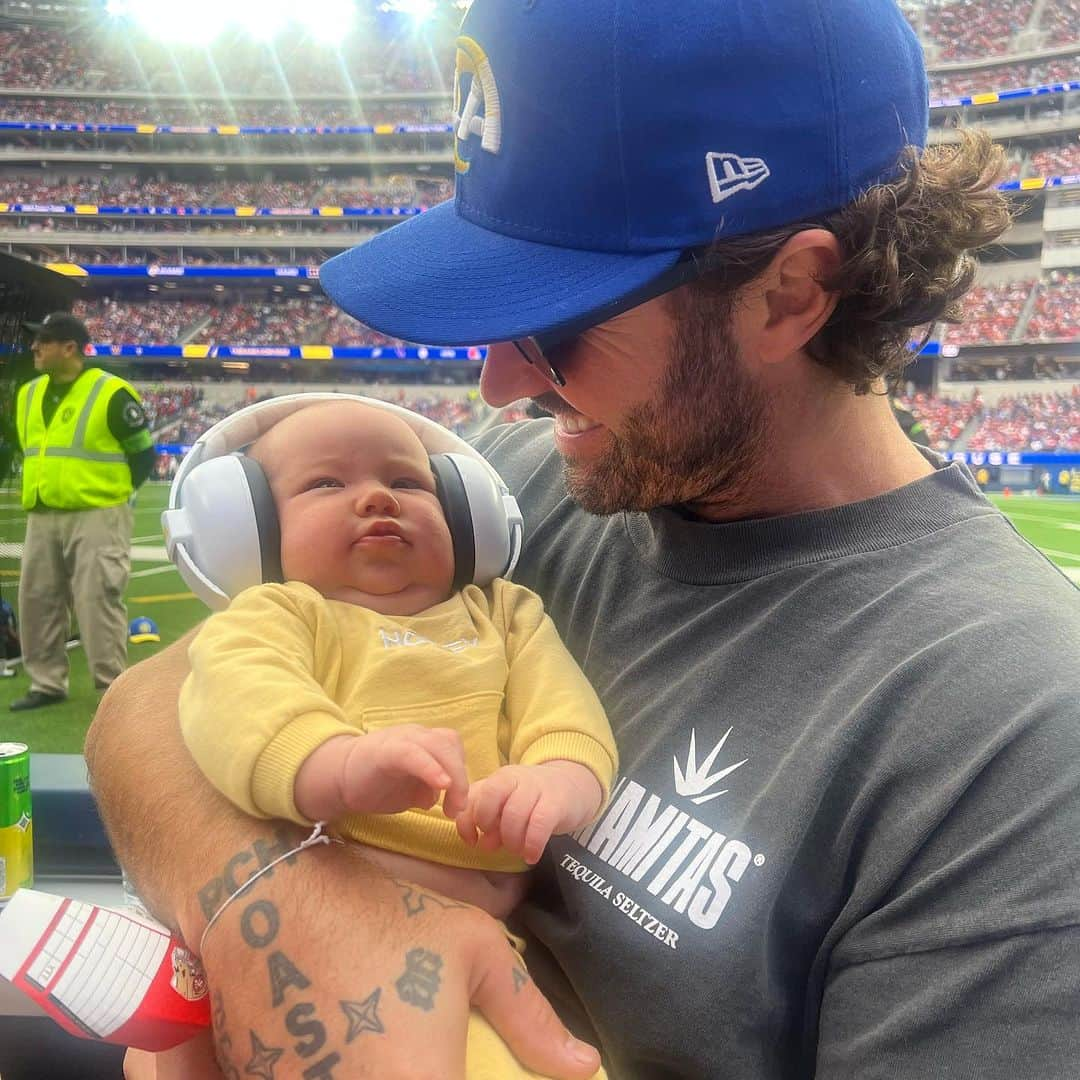 ティア・ブランコさんのインスタグラム写真 - (ティア・ブランコInstagram)「Coolest experience for Honey’s first football game 🏈💙🫠 @brodyxdevin got to DJ, the babies got on the big screen & the whole fam bam got to have a field view experience! 🙌🏽 thank you @brodyjenner & @drinkmamitas for the epic time ❤️‍🔥#whoshouse #99」9月19日 5時26分 - tiablanco