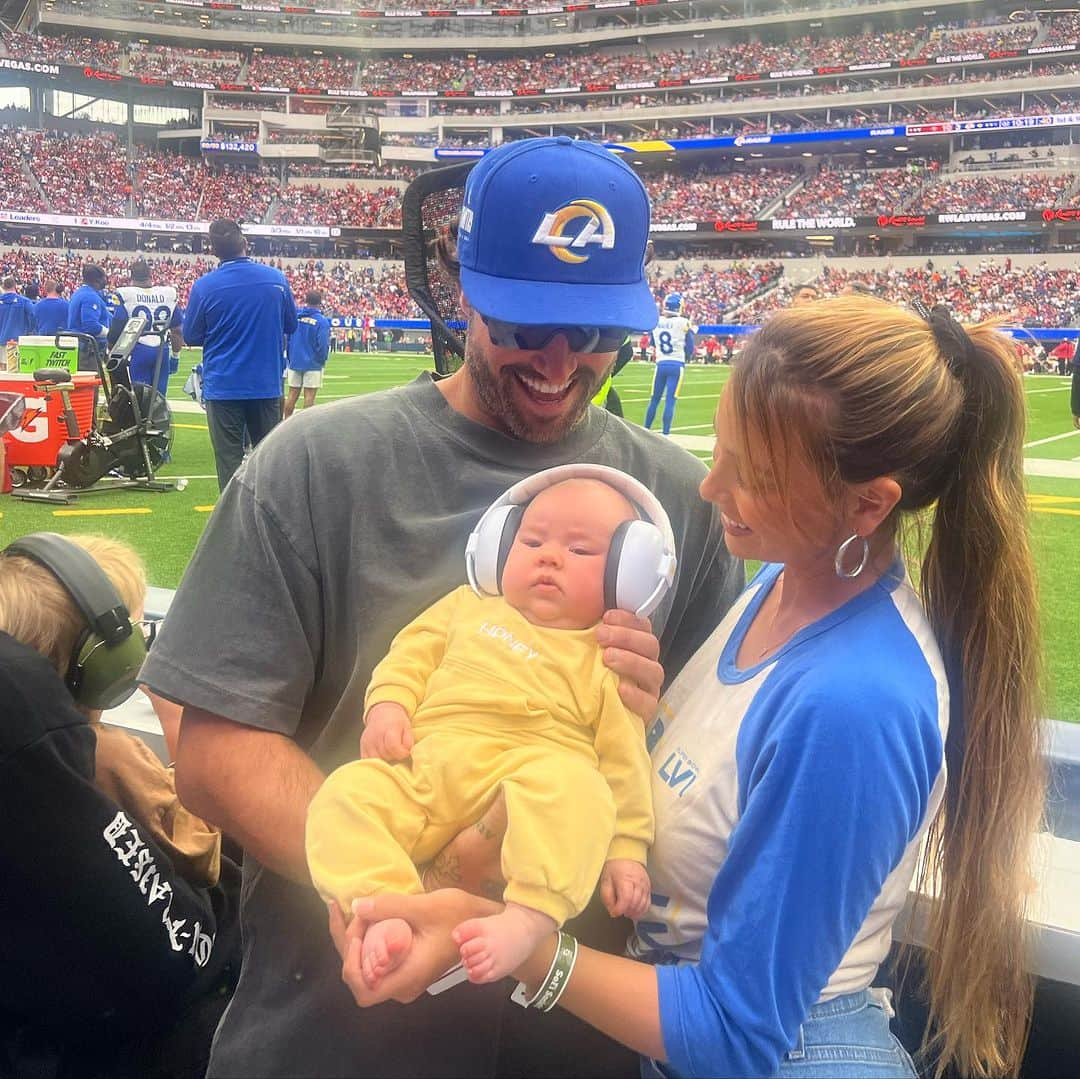 ティア・ブランコさんのインスタグラム写真 - (ティア・ブランコInstagram)「Coolest experience for Honey’s first football game 🏈💙🫠 @brodyxdevin got to DJ, the babies got on the big screen & the whole fam bam got to have a field view experience! 🙌🏽 thank you @brodyjenner & @drinkmamitas for the epic time ❤️‍🔥#whoshouse #99」9月19日 5時26分 - tiablanco