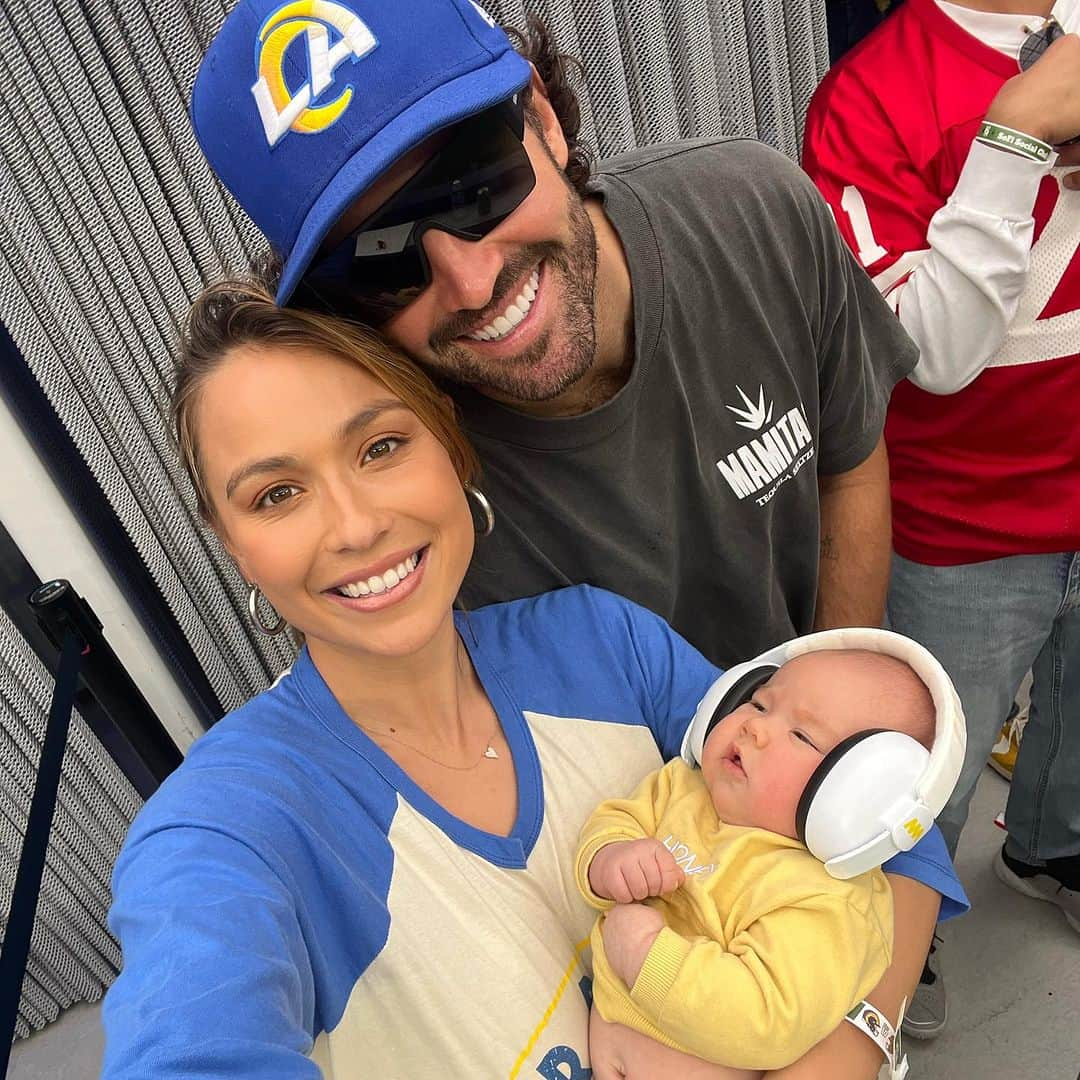 ティア・ブランコさんのインスタグラム写真 - (ティア・ブランコInstagram)「Coolest experience for Honey’s first football game 🏈💙🫠 @brodyxdevin got to DJ, the babies got on the big screen & the whole fam bam got to have a field view experience! 🙌🏽 thank you @brodyjenner & @drinkmamitas for the epic time ❤️‍🔥#whoshouse #99」9月19日 5時26分 - tiablanco