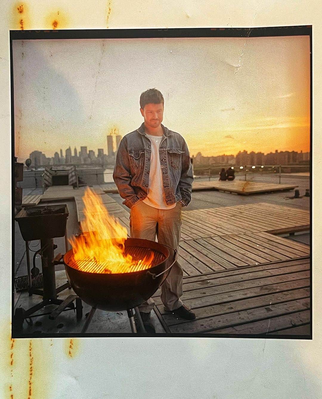 のインスタグラム：「It has been a tough few days for me and my studio @tentonstudio, which is located in the @bklynnavyyard #BrooklynNavyYard. The above photo is the only one that I have of me with the World Trade Center. It was shot by my freind @unamericain #JohnTrotter during a cook out on the roof of the iconic 475 Kent kibbutz sometime before 911. The mood of this photo fits my feelings at the moment & you can see the damage, I can’t get into the details of who’s fault the flood in my studio was, but rest assured it was not me. Dozens of print have been damaged or destroyed, @albertwatsonphotography @christopherandersonphoto, @sergiokurhajec, @timheatherington @martinschoeller @waynelawrence & @elliotterwitt to name a few. It has taken me a long time (years actually) to get a set of pictures of friends work to hang on my walls. More details to come soon.」