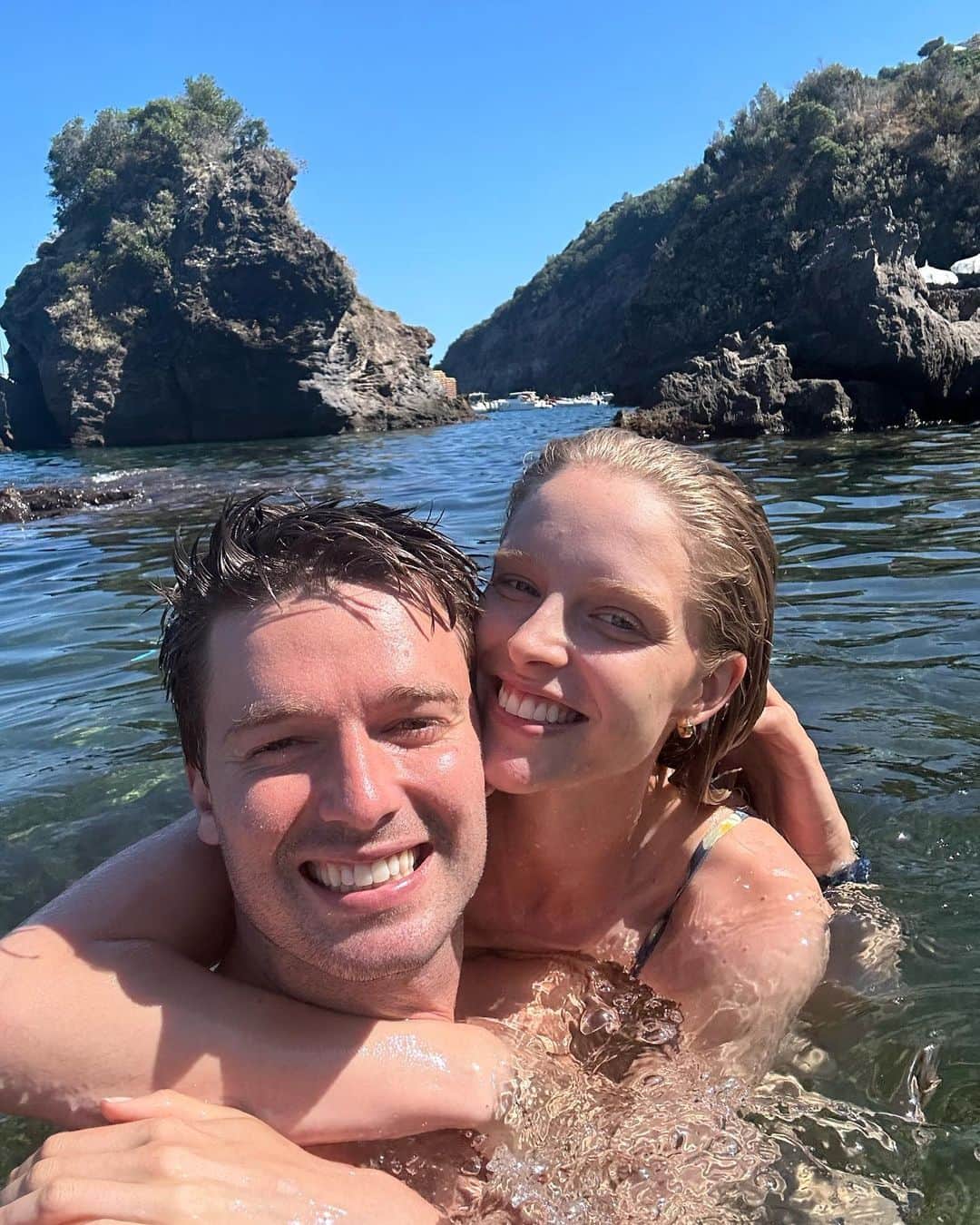 アビー・チャンピオンのインスタグラム：「Happy birthday to my sweet, handsome, hardworking, and goofy boyfriend! I love you so much! 🎂💕🧁🎈」
