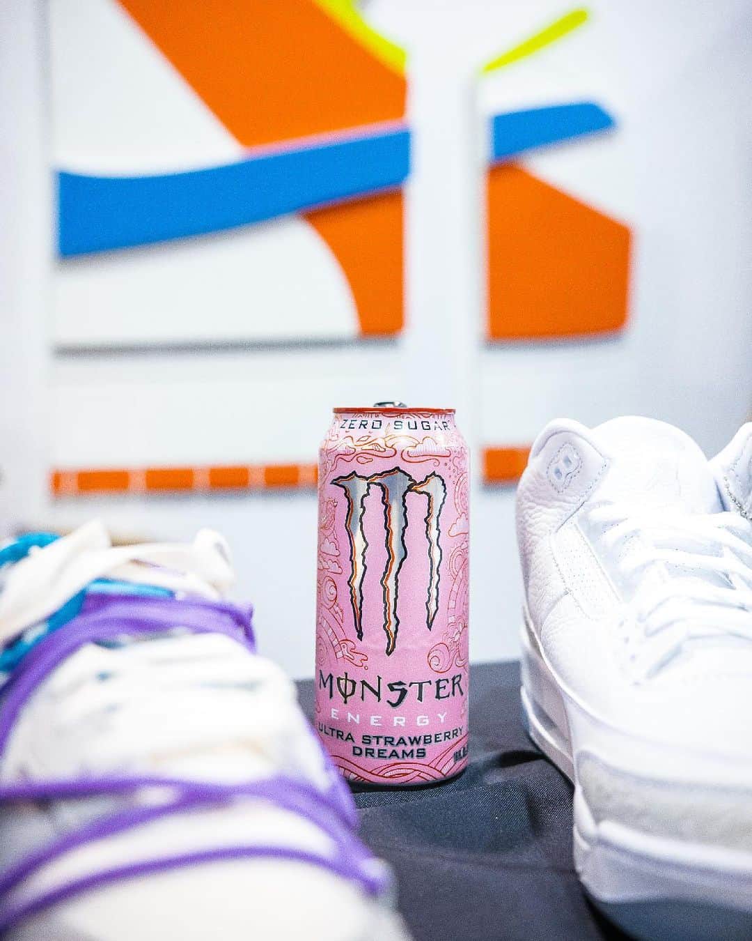 のインスタグラム：「Spent the weekend fueling @SneakerCon L.A. with an extra boost of energy from @Guapdad4000 and @TheRealSymba 🔥」