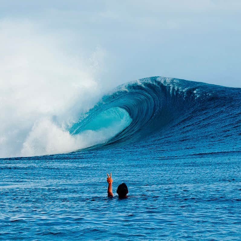 クリス・バーカードのインスタグラム：「Nothing quite prepares you for the sight of empty barrels thundering against the reef in French Polynesia… shooting in mainly cold lineups makes you forget the buoyancy thick wetsuits provide and the extra paddling required to keep your housing in the right position… photographing these waves requires a lot of expertise and boldness to walk away with memorable captures.」