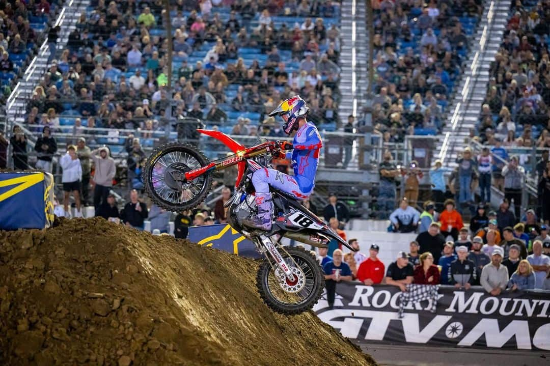 Honda Powersports USさんのインスタグラム写真 - (Honda Powersports USInstagram)「Unsatisfied with their performances at the opening round of the @SuperMotocross Playoffs, @jettson18 and @hunterlawrence more than made up for it at the second of three stops, this one at @chicagolndspdwy in Joliet, Illinois. The brothers posted overall wins in their respective classes (Jett in 450SMX, Hunter in 250SMX), and since the event paid double points, they also improved their positions in the title chases. Meanwhile, round 1 winner @chasesexton posted a solid third-place result in the 450SMX division at what was his home race, maintaining a lead in the points standings. #RideRed」9月19日 5時55分 - honda_powersports_us