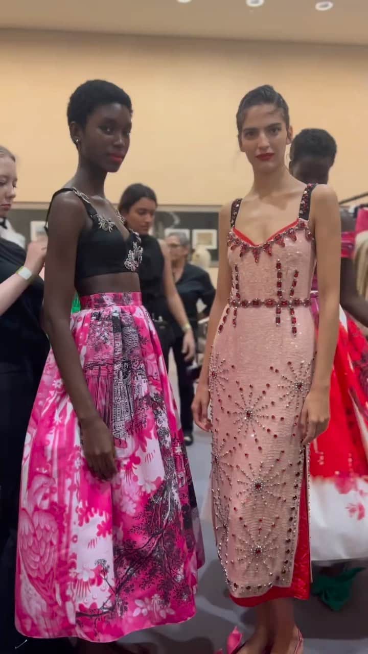 IMG Modelsのインスタグラム：「Go #backstage at #Erdem’s #SS24 #LFW #fashionshow w/ @africagarcia__ @tidarosvall @andrea.ostlund @xiru.yang_ @jessicastamofficial @mary_ukech @laurrreyes + @ednakaribwami. 🇬🇧 #IMGmodels」
