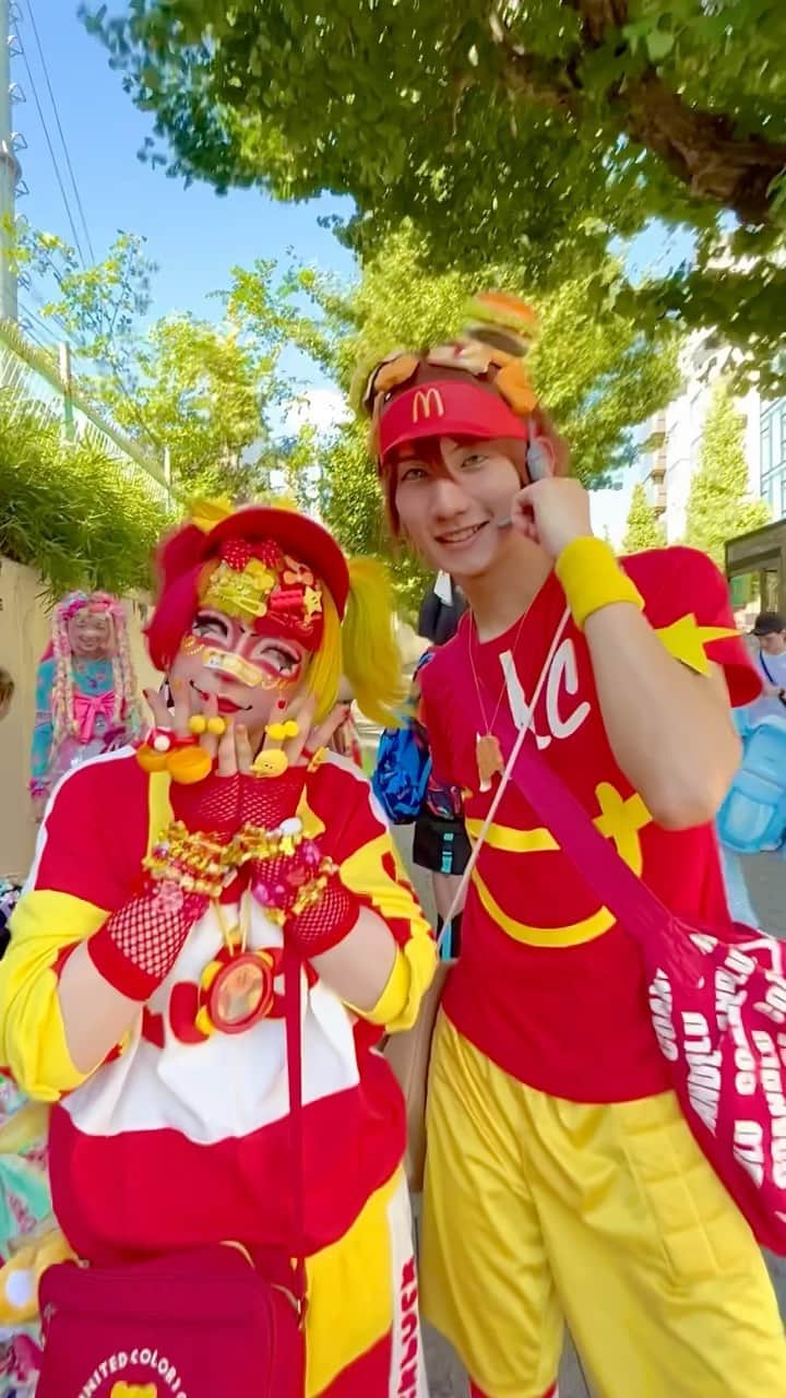 Harajuku Japanのインスタグラム：「Tokyo Neo Decora Fashion Walk in Harajuku w/ Amazing Kawaii McDonald’s Japan Looks!  Please leave a comment and let us know what you think about the styles at the latest Neo Decora fashion meetup in Harajuku - McDonald’s decora, yay or nay?? This video was shot and edited by Harajuku’s #2 ranked decora, Non (@anonil637). Non-chan is a Japanese film student, so please let her know if you like her shooting/editing style. This Neo Decora meetup was held in late September, when it should be getting cooler in Tokyo, but it still feels like summer. That didn’t stop the kawaii-loving Harajuku decora from coming out and having fun with their friends, walking around the streets of Harajuku, and enjoying the Monday public holiday. We see a lot of familiar faces, and some new people too, including a couple of kawaii little ones. Again, please leave a comment to let Non-chan know what you think of her video, and thank you for watching and for supporting Harajuku culture.  Featured in this video (if you’re in the video, but not tagged, please leave a comment and let us know): @twinkle.pink_ @anonil637 @bisukoezaki @ozo_ni @t.yen_ @trustissues_withcoffee @blackmode27 @that_rainbow_chick @rinflo @aoichan1092 @atelier_chelsea_dorothy @masiro.317  #Harajuku #decorafashion #neodecora #JapaneseStreetwear #streetstyle #streetfashion #fashion #style #HarajukuFashion #JapaneseFashion #Japan #Tokyo #TokyoFashion #原宿 #decora #kawaii #ColorfulHair #デコラ #neoデコラ会 #Y2KAesthetic #食品デコラ #ファッション #fashion」