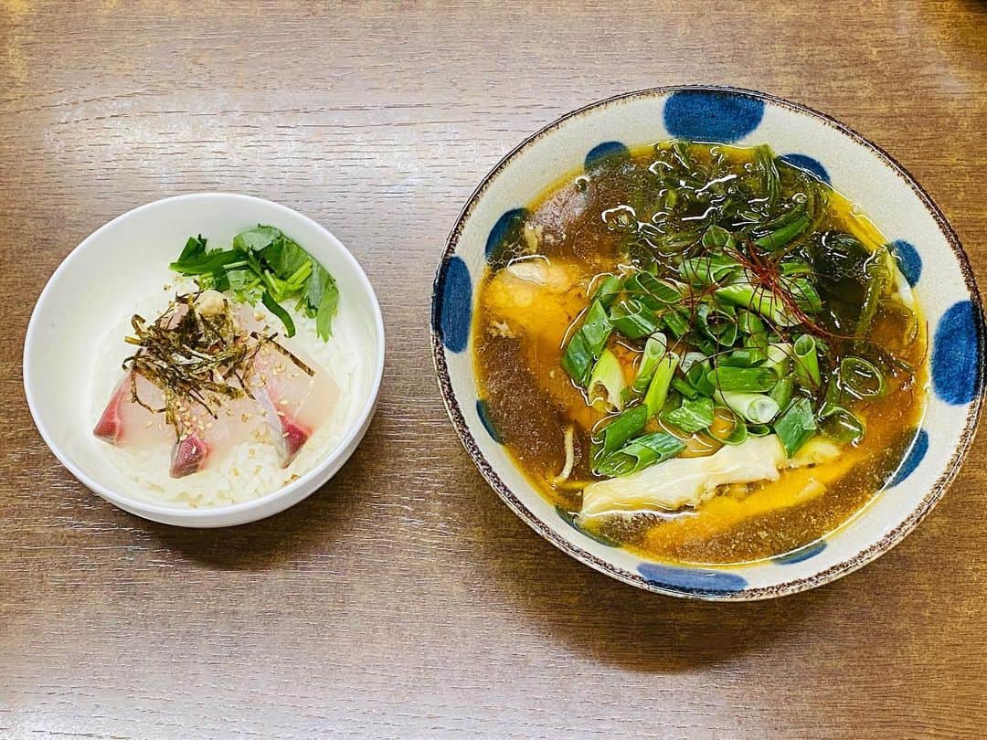 のインスタグラム：「旭川にある中華そば富いちさんのシマアジ煮干ラーメン🍜  フォロワーさん限定メニュー！！  麺を食べて良きところで煮干しスープをシマアジご飯にかけて食べる。 これがめちゃくちゃ美味かった‼️  僕は正油でしたけど塩ラーメンもありました。  雨が酷かったので店先の写真は前回来た時の写真😅  旭川演芸祭2023のポスターも貼らせて頂いてます！！  #旭川 #中華そば #富いちさん #シマアジ煮干ラーメン #旭川演芸祭2023 #新宿カウボーイ #かねきよ」