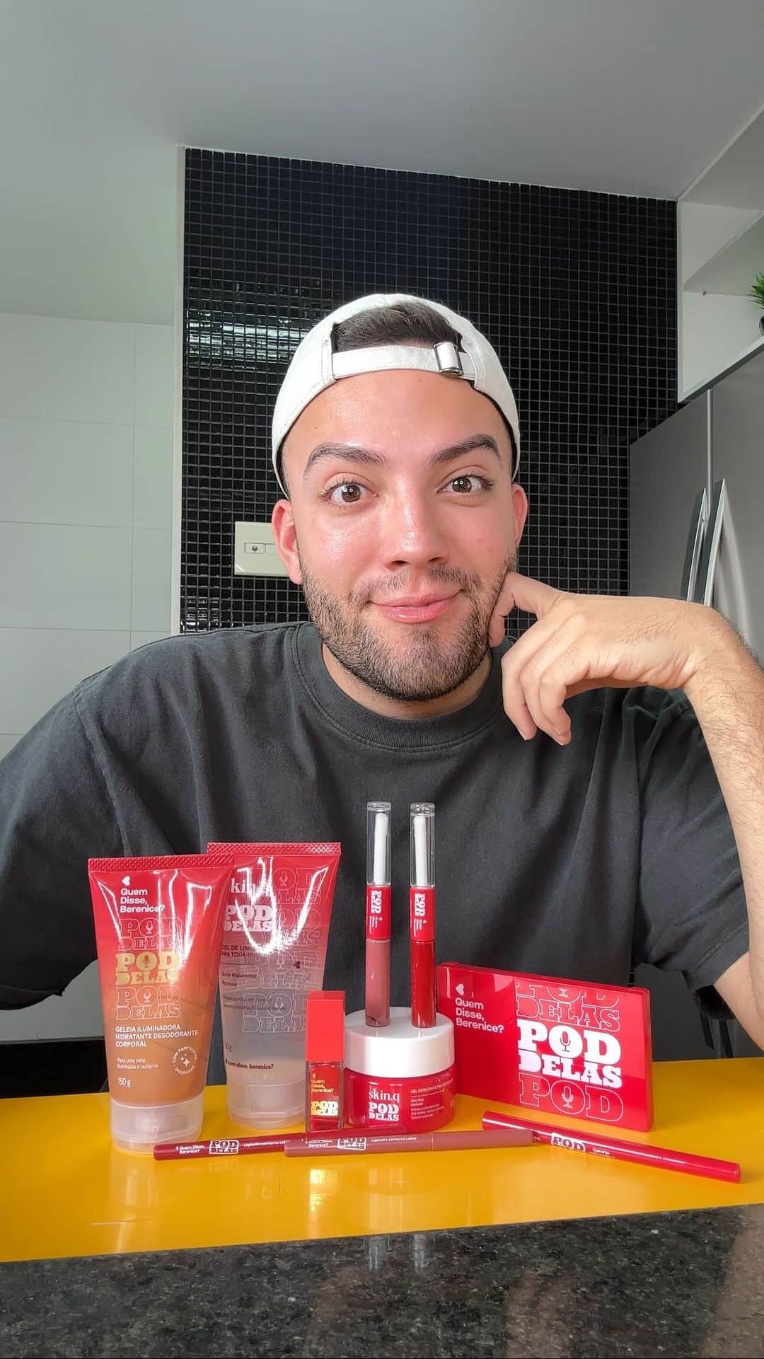 quem disse, berenice?のインスタグラム：「GANHEI!! Esses aqui eu só sorteio se a @tata me der um aumento 🗣🗣🗣  Quem disse que eu ia ficar sem o presskit dessa collab babado de @poddelas com @quemdisseberenice hein?  #QDBComPodDelas #PubIiDoRangel」
