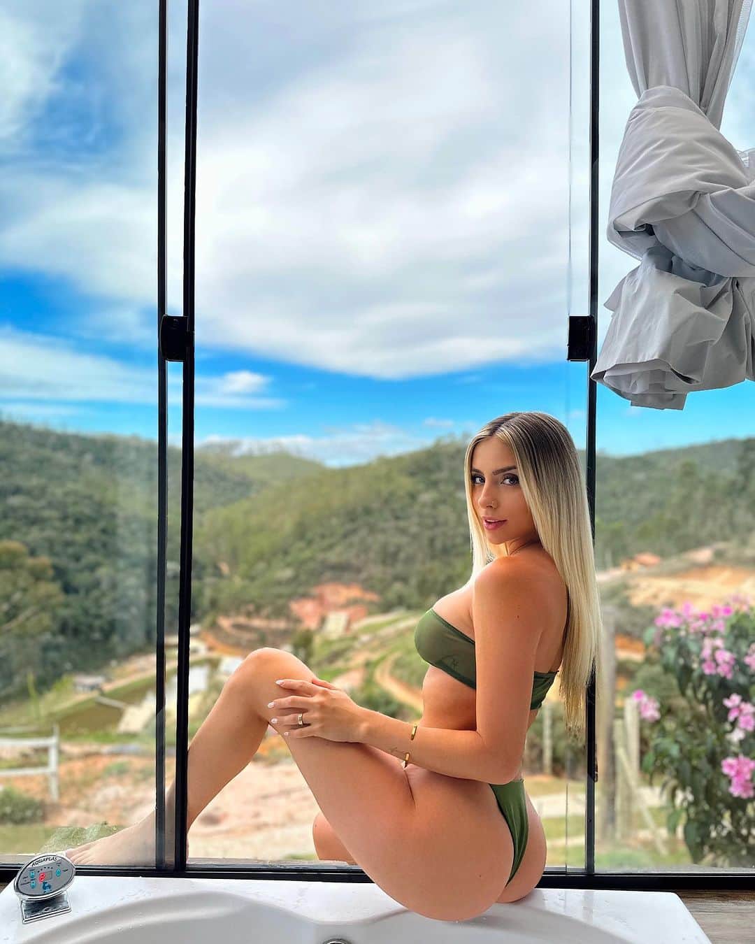 Bruna Rangel Limaのインスタグラム：「Living on the edge isn’t safe but the view is better @FashionNova ⛰️」