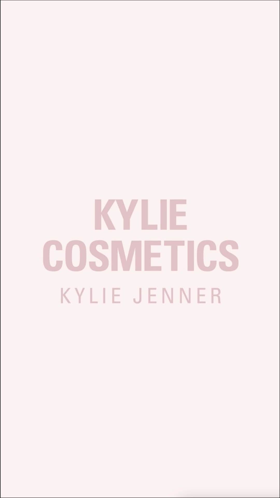 カイリー・ジェンナーのインスタグラム：「POWER PLUSH LONGWEAR CONCEALER LAUNCHES SEPTEMBER 27th !! 🤍 KylieCosmetics.com @kyliecosmetics」
