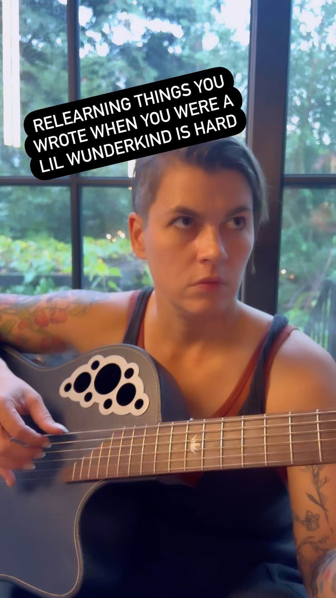 カーキ・キングのインスタグラム：「So this is the title track from Everybody Loves You. I think I named the song first and then decided to name the album after this song. It's an odd one, not the most listenable of the bunch, and it's kind of impossible to play--young Kaki with lots to prove wanted to make sure everyone listened to it. It is a technical beast and it's cringey watching myself push the bpm as things get more difficult. But I have been wanting to remaster it this year and play it for you for a year and it's finally time to activate the muscle memory.   I went to the Staples in Union Square in college and I think they were running a deal on business cards. You could get something printed in all four corners. I had my name, my phone number, and an NYU email address. No other relevant information to speak for. So I had them type "Everybody Loves You" in the fourth corner, just in case whoever was receiving my card could have a nice message in their day. Why did I even need a business card? I wasn't exactly doing a lot of networking in 1999. What I find fascinating is that as much as things have changed, the size, shape, stock, and information on a business card hasn't really changed much. And I'm sure to have a few at the end of every tour from promoters, hotel concierges, tattooists, guitar builders, or anyone doing anything and hoping to be in touch. Everybody Loves You. Remember that.   Hear this and more at National Sawdust in Brooklyn 10/1 and 10/7 in South Orange, NJ」