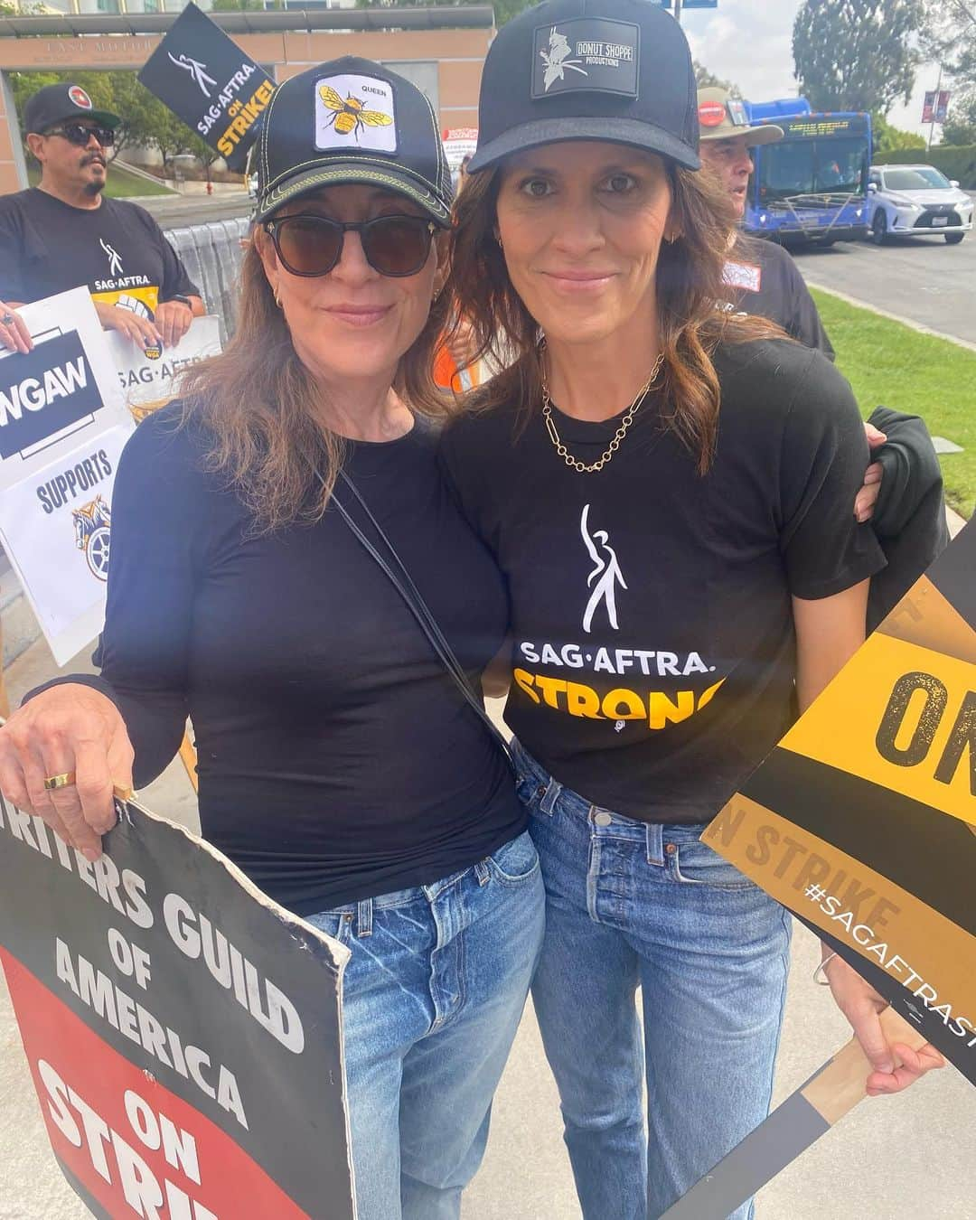 アナベス・ギッシュのインスタグラム：「Silver lining amidst the deep frustration and strike fatigue is seeing dear friends, cast mates and crew family on the picket line. A few of the #SOA family today at Fox. Sigh. @sagaftra @wgawest」