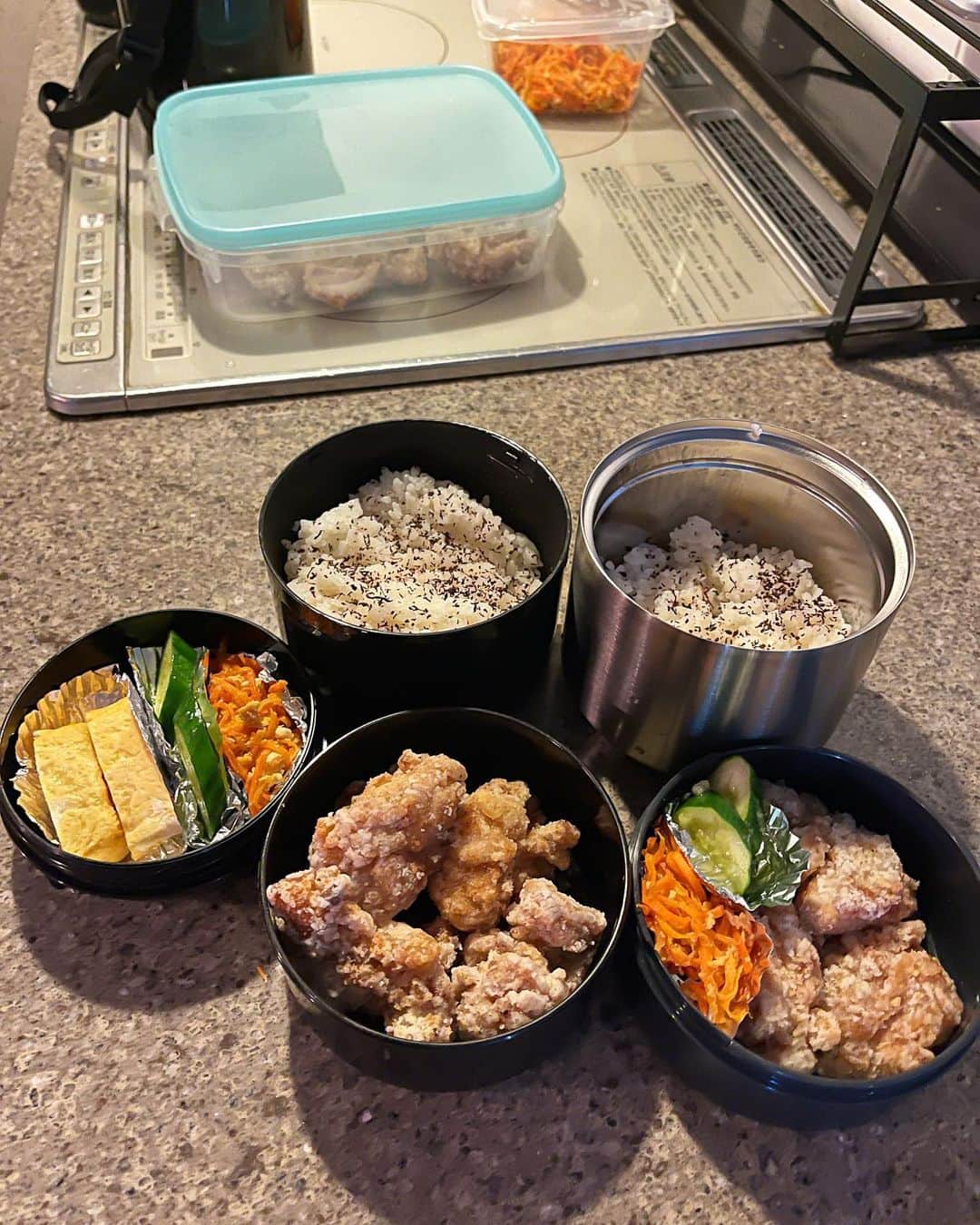 AriizumiEmaのインスタグラム：「今週もお弁当作りが始まりました。 お弁当作りのペースにも慣れ、今週はあと３日作ればよいのかな☺️ 自分の備忘録のため、先週分も2枚目以降にまとめました。自分で見返すの怖いけど、何作ったか自分のInstagramを見ればすぐ分かる様に😅  今日のお弁当は、 ・唐揚げ ・ニンジンと卵の炒めもの ・キュウリ🥒を市販のタレで漬けたもの ・卵焼き  #お弁当おかず#高校生弁当 #高校生お弁当 #高校生男子弁当」