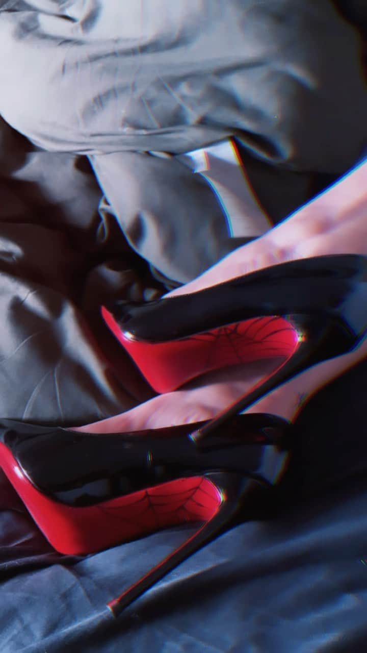 ジェシカ・ヴィルのインスタグラム：「Goth Louboutins heels DIY 🕸️🕷️🖤 perfect for Halloween!」