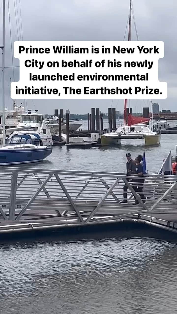 Huffington Postのインスタグラム：「Prince William touched down in New York on Monday and immediately did the one thing most New Yorkers would never dream of doing.  The Prince of Wales walked into the East River ― waders and all ― with a Manhattan skyline background behind him.  William walked in as part of an event put on with the @billionoyster Project. The nonprofit is working to restore 1 billion oysters to the New York Harbor by 2035.  The prince is in town on behalf of his environmental initiative, The Earthshot Prize. The 15 finalists for this year’s awards will be unveiled on Tuesday at the Earthshot Prize Innovation Summit, which is being co-hosted by former New York City Mayor Michael Bloomberg’s Bloomberg Philanthropies. 🎥 @carly.ledbetter」
