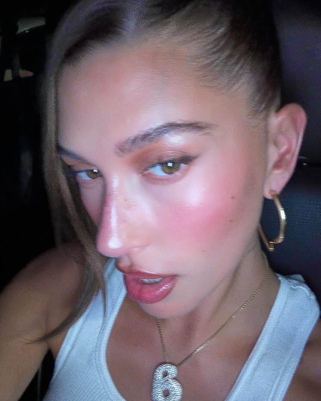 ハイレイ・ロード・ボールドウィンさんのインスタグラム写真 - (ハイレイ・ロード・ボールドウィンInstagram)「something fun is coming @rhode 🤎🩰🍇🍓👄🥐🧈」9月19日 7時02分 - haileybieber