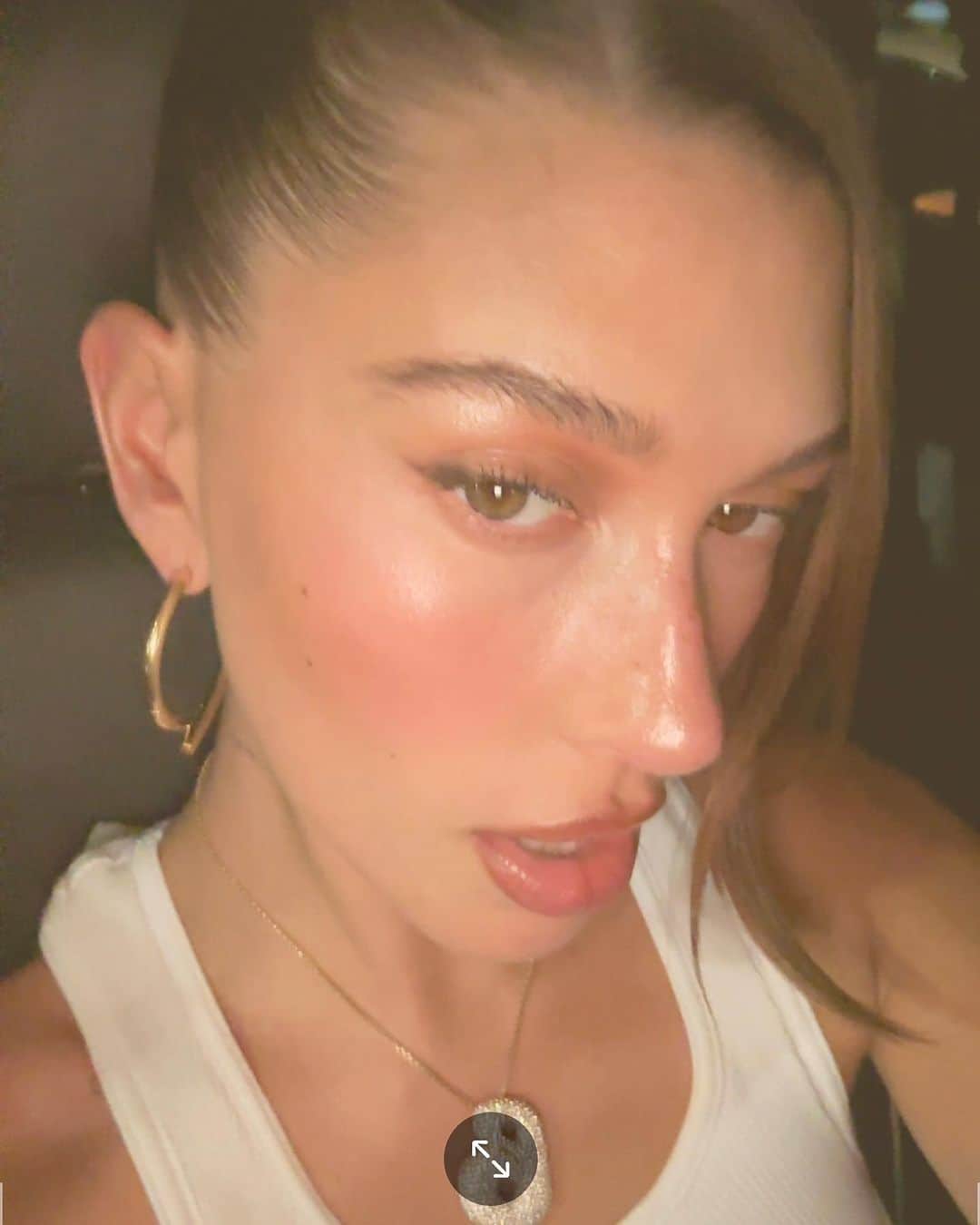 ハイレイ・ロード・ボールドウィンさんのインスタグラム写真 - (ハイレイ・ロード・ボールドウィンInstagram)「something fun is coming @rhode 🤎🩰🍇🍓👄🥐🧈」9月19日 7時02分 - haileybieber