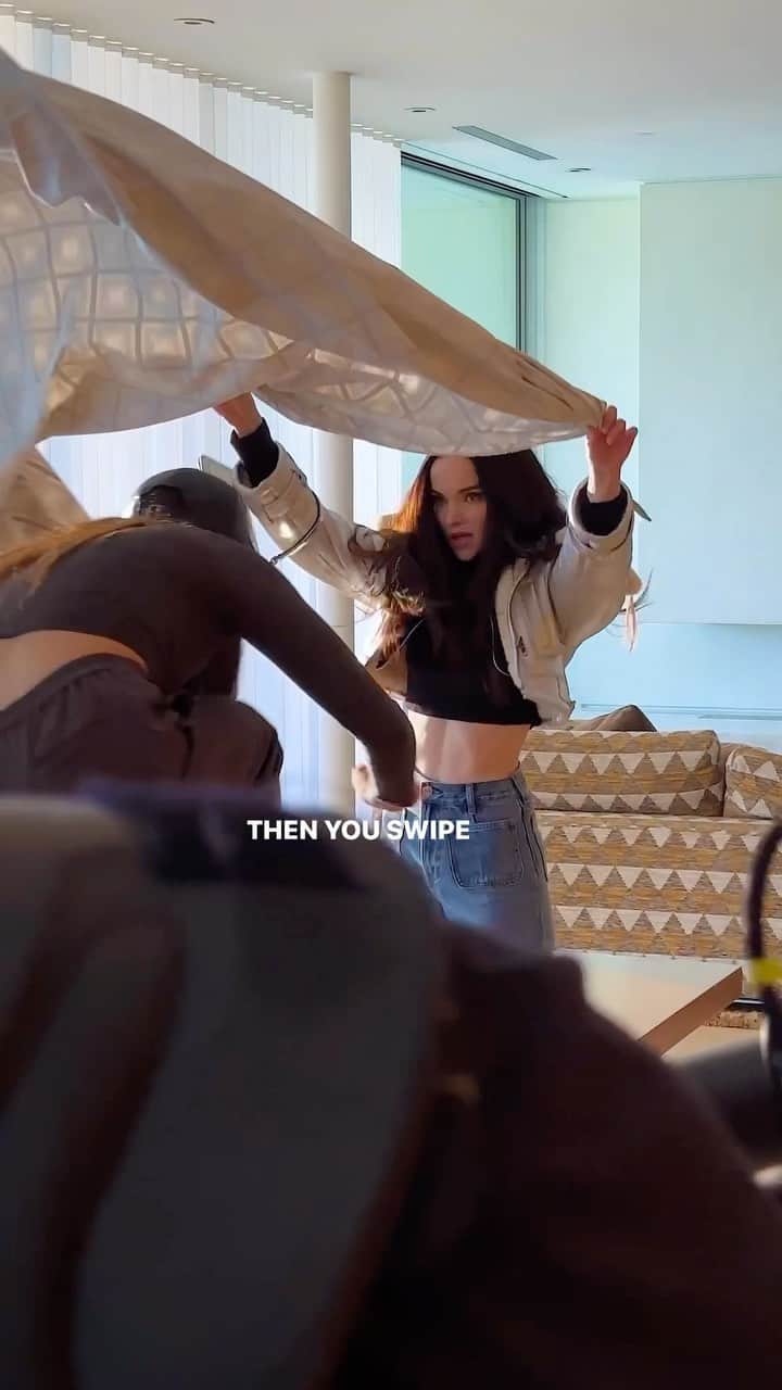 コーチのインスタグラム：「Lights 💡, camera 🎥, 🤺🤺🤺. Find the #WearYourShine film in our feed to see @dovecameron in action. #CoachNY」