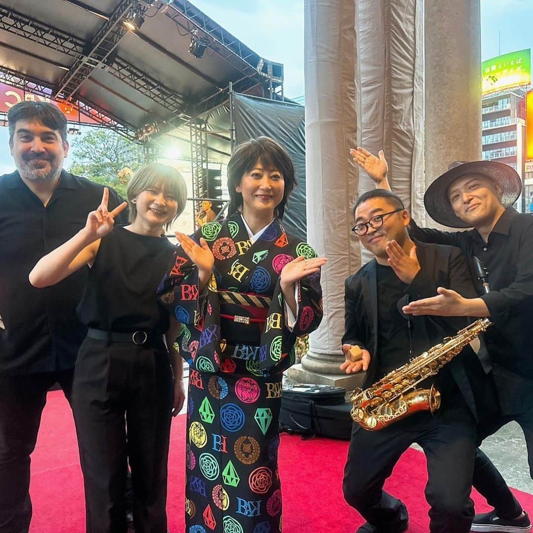 水谷千重子さんのインスタグラム写真 - (水谷千重子Instagram)「おはようございました☀️ 今年も中洲ジャズお世話になりました💕💕🙇‍♀️🙇‍♀️ 最高に楽しかったです😁 とにかくお客様が紳士！ ノリも素敵で中洲に住みつきたいくらい😍😍 最初雨降っていて皆様かっぱきたり傘さしたりで見てくださり感謝でした🙇‍♀️🙇‍♀️🙇‍♀️ 千重子うちわもありがとうございます😍❤️😍❤️ 鬼奴ちゃんがリポーターできてたわよ☺️ 3曲ほどアップするわ！ 魂のルフラン 恋人も濡れる街角 新曲オリジナルの『あまえたって駄目さ』 また来年もよろしくお願いします🙇‍♀️🙏🙏🙏 今日からKBCさんの公式YouTubeチャンネル アーカイブで見れますわよ！ 1週間限定で！！ 是非ご覧ください⭐️⭐️ #中洲ジャズ #水谷千重子」9月19日 7時11分 - mizutanichieko